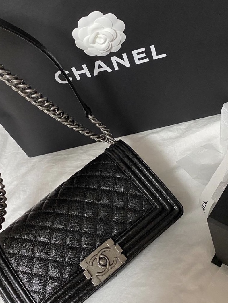 Chanel Medium Boy Chanel Handbag Calfskin & Ruthenium Black 착용 스타일