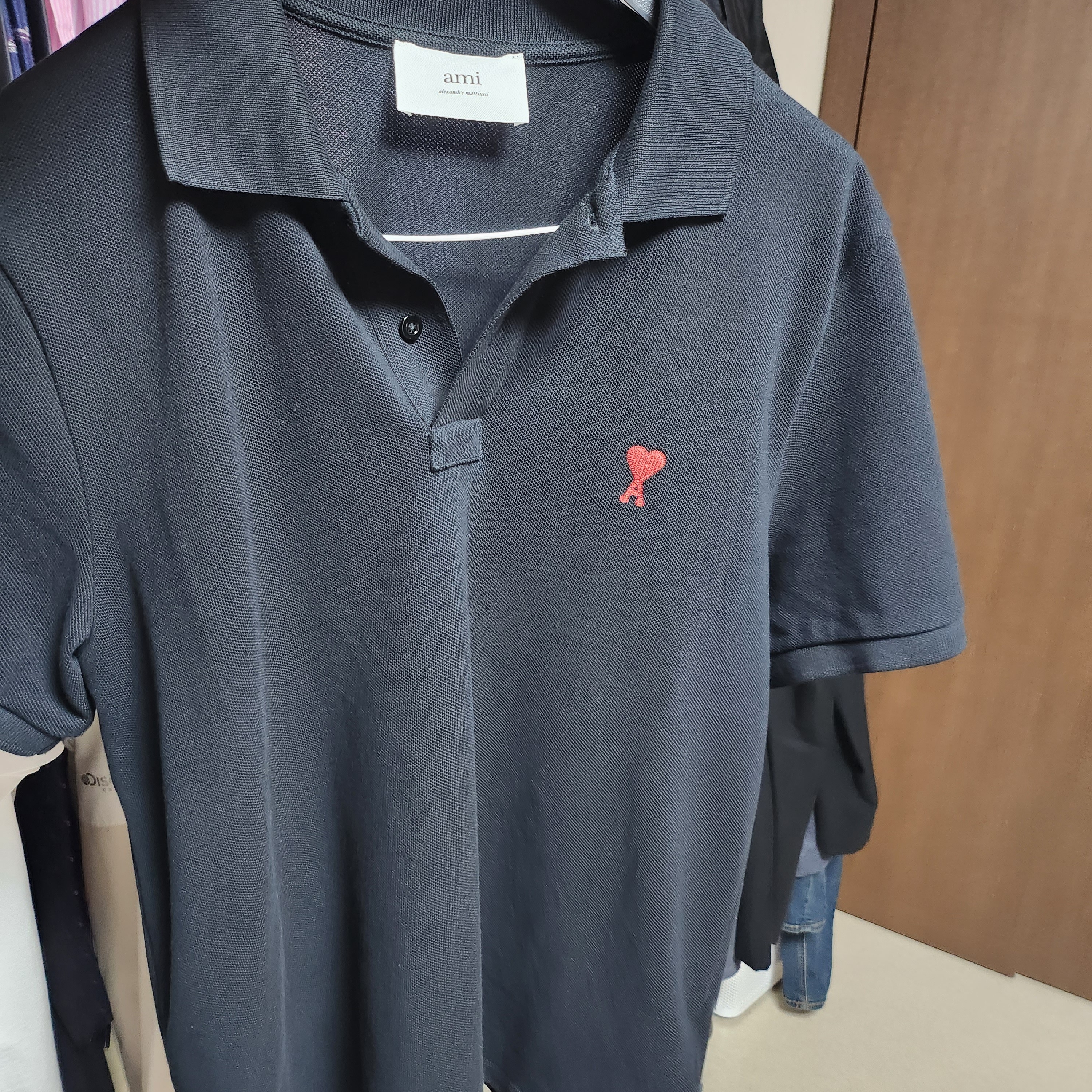 AMI de Coeur Polo Shirt Black 착용 스타일 - 1