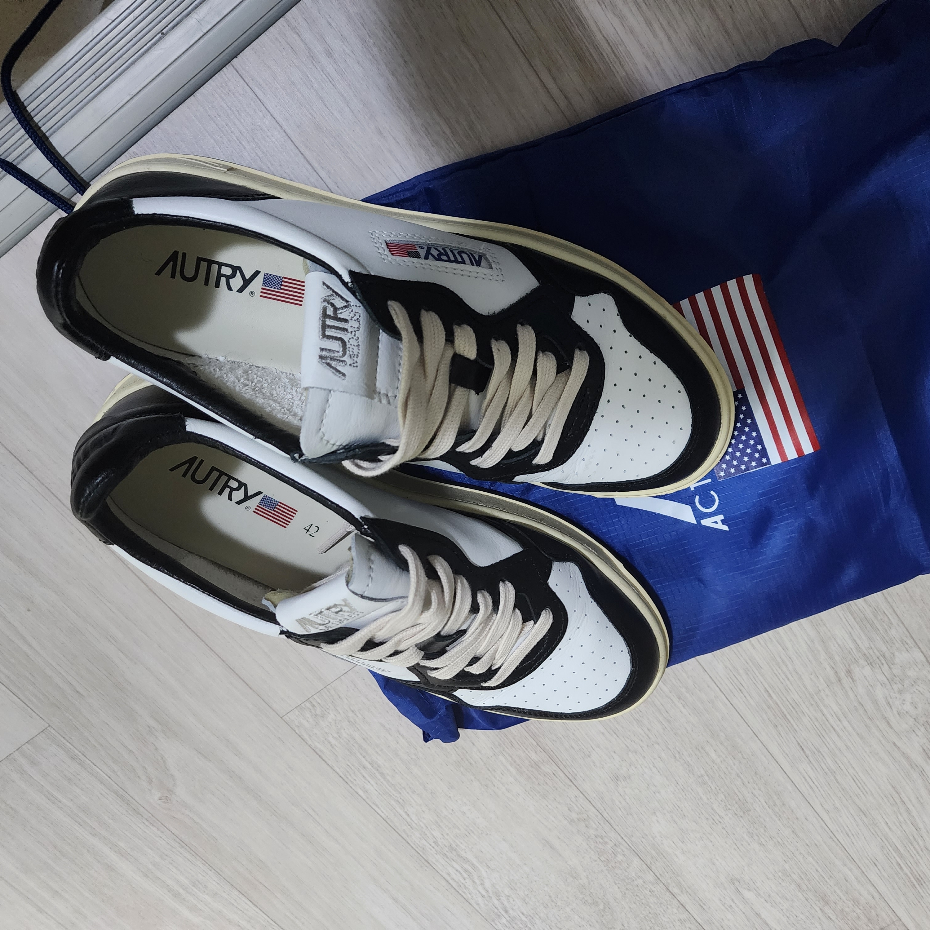 Autry Medalist Low Leather Sneakers Black White 착용 스타일