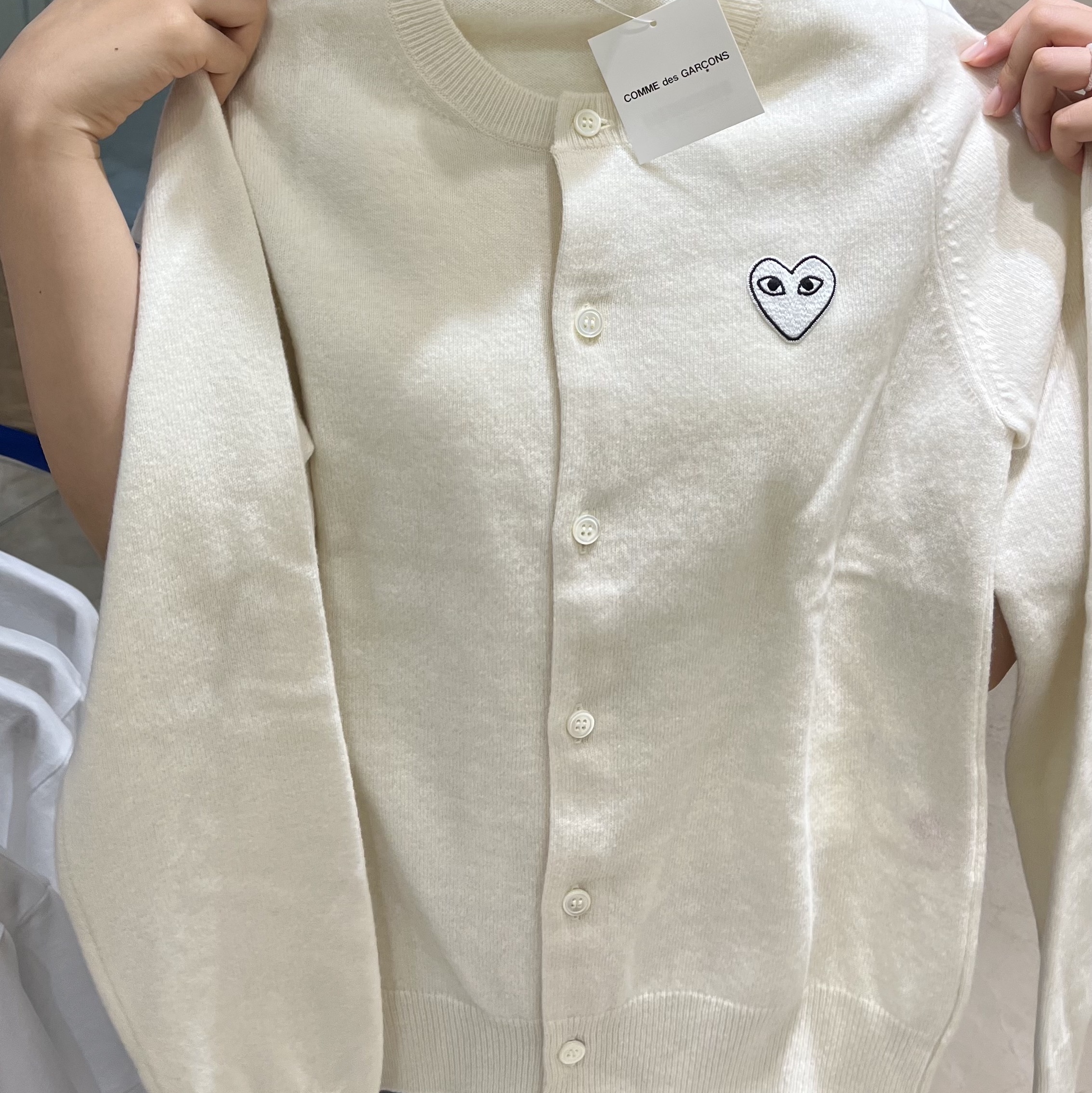 (W) Play Comme des Garcons White Heart Knit Cardigan Natural 착용 스타일