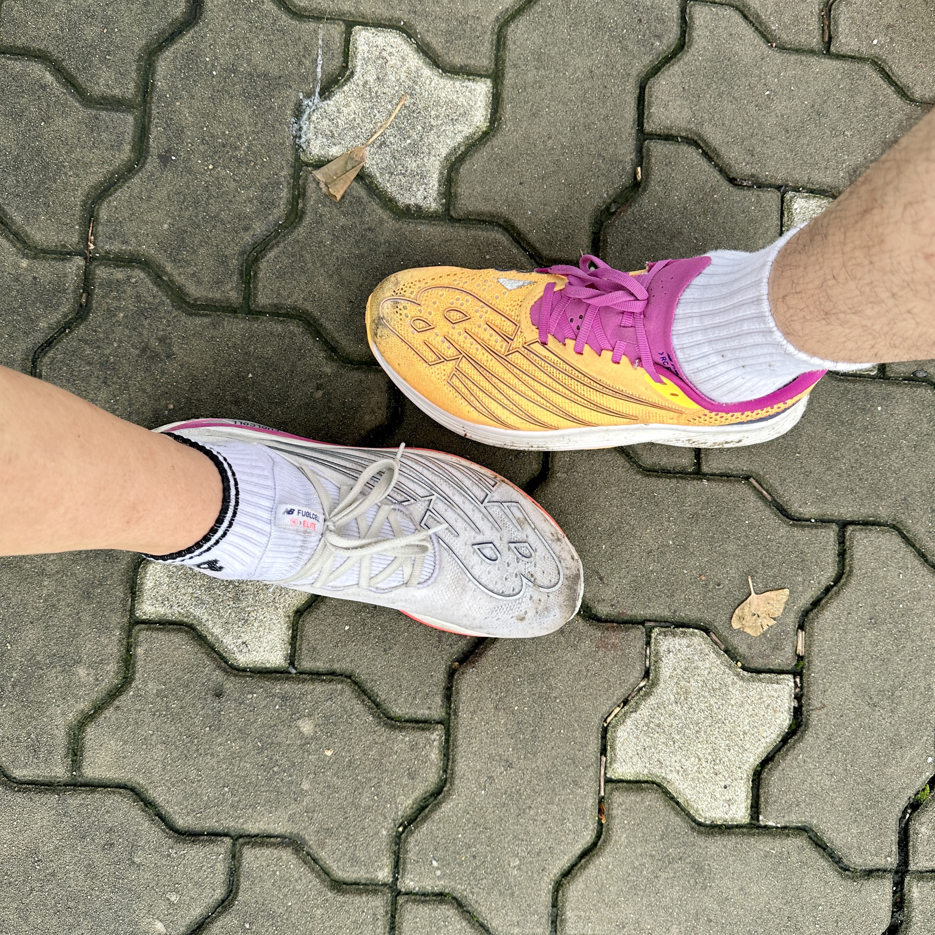 New Balance FuelCell SC Elite v3 White - D Standard, New Balance FuelCell RC Elite v2 Vibrant Apricot - 2E Wide 착용 스타일 - 2