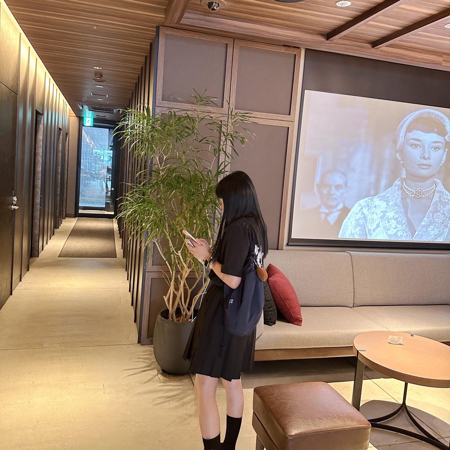 Adidas Yeezy Slide Onyx, Stussy x Martine Rose Collage Pigment Dyed T-Shirt Black 착용 스타일 - 2