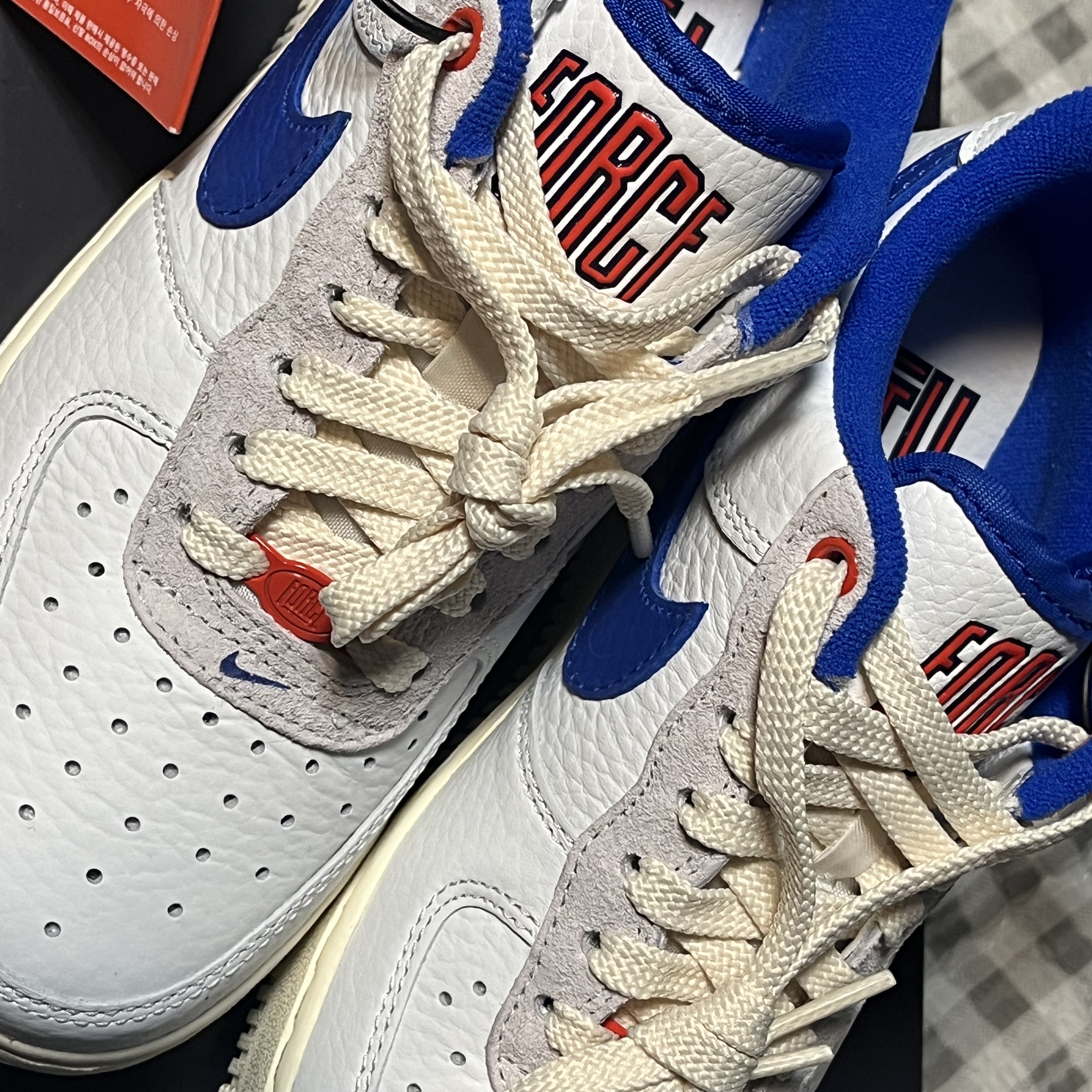 (W) Nike Air Force 1 '07 LX University Blue and Summit White 착용 스타일