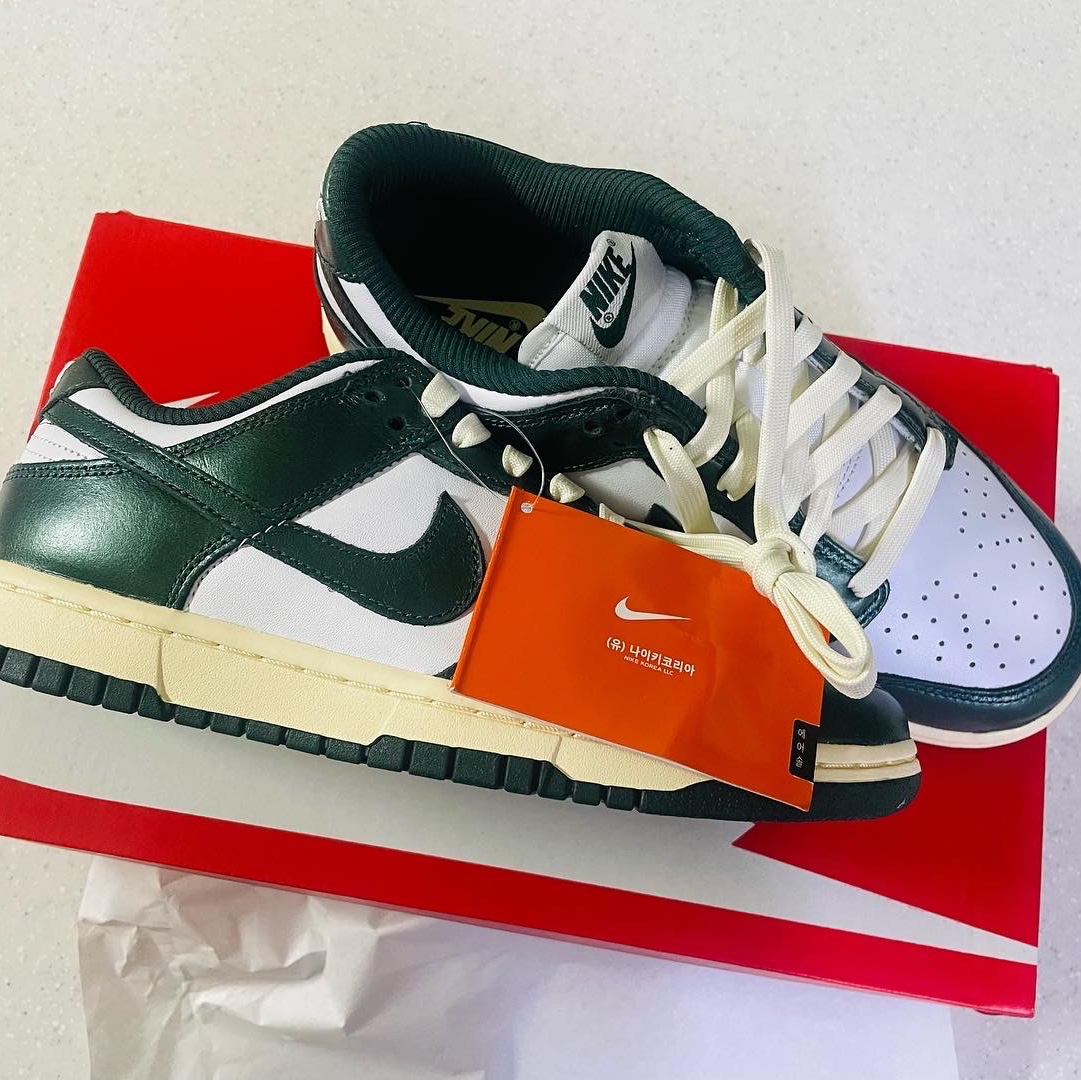 (W) Nike Dunk Low Vintage Green 착용 스타일 - 1