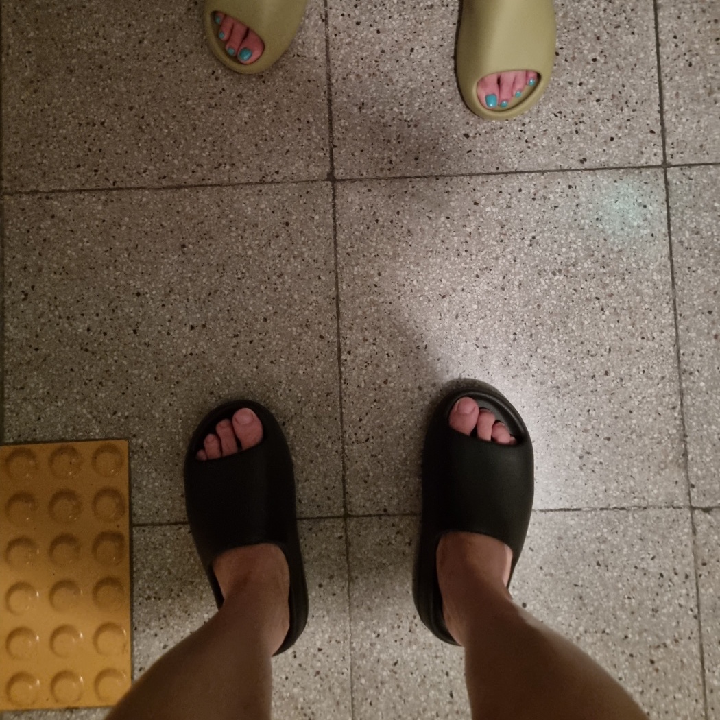 Adidas Yeezy Slide Onyx 착용 스타일