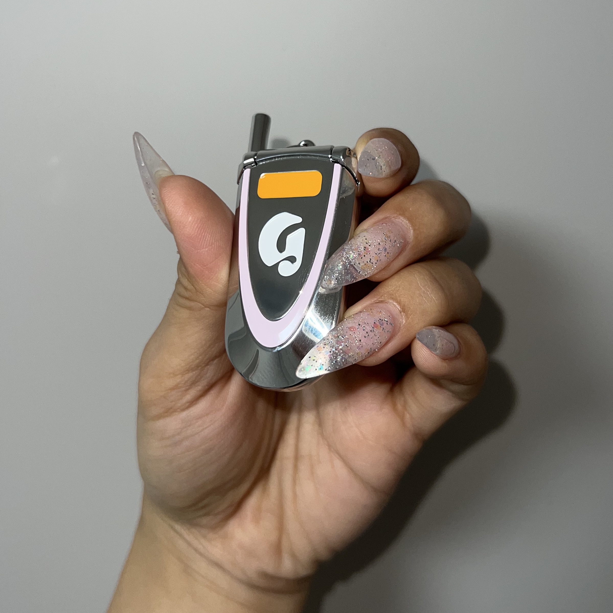 Glossier Cell Phone Keychain - LA Exclusive 착용 스타일 - 3