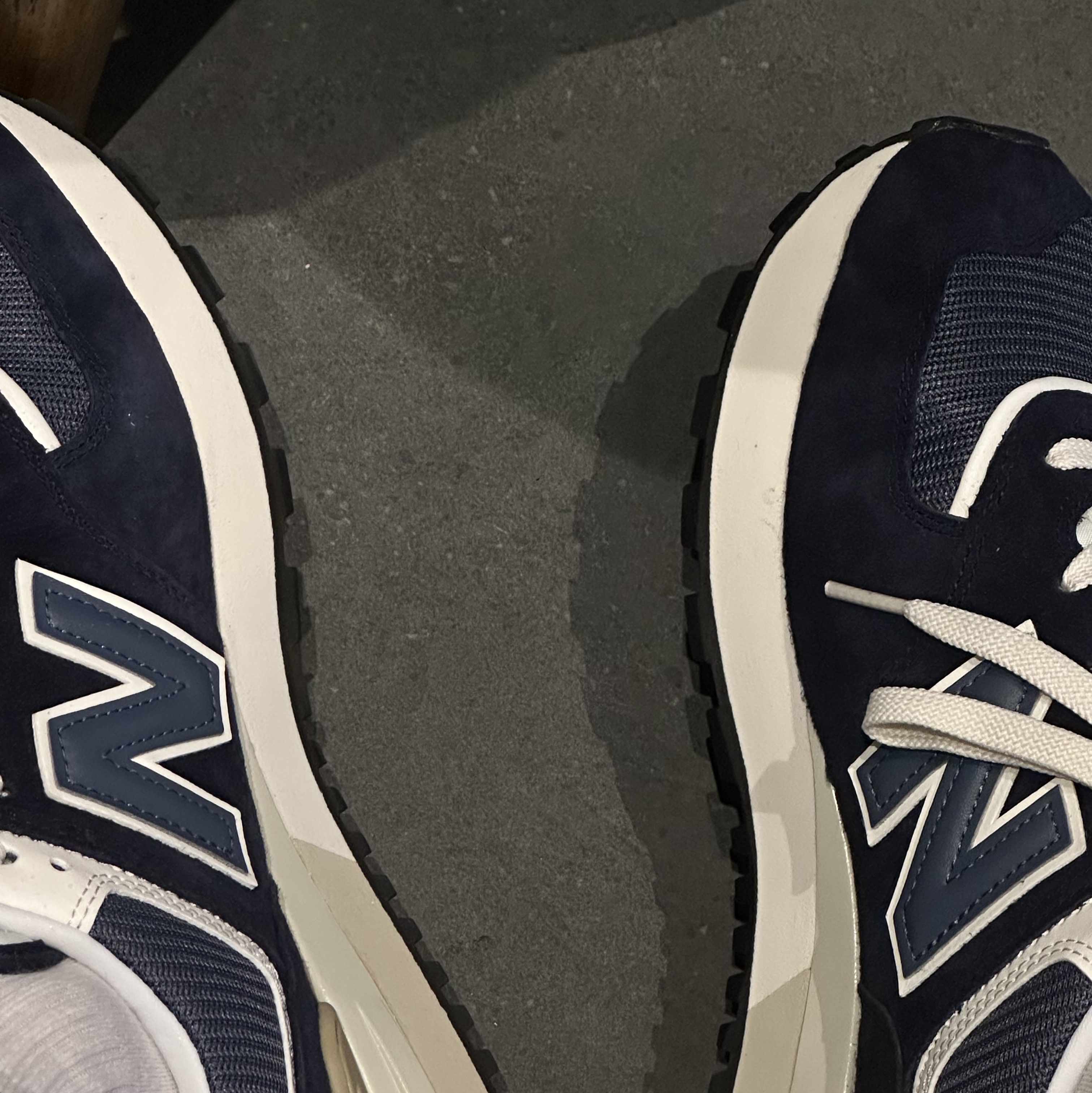 New Balance 574 Legacy Navy 착용 스타일 - 1