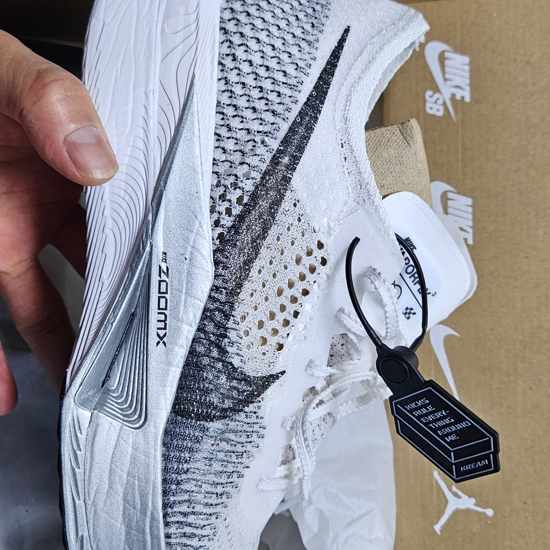 Nike ZoomX Vaporfly Next% 3 White Grey 착용 스타일 - 2