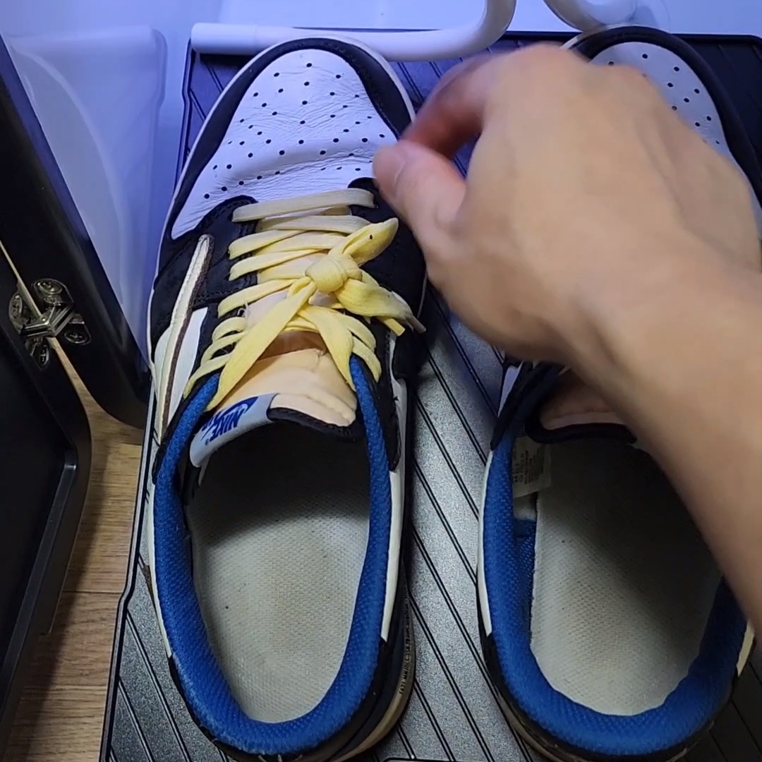 Jordan 1 x Travis Scott x Fragment Retro Low OG SP Military Blue 착용 스타일 - 4
