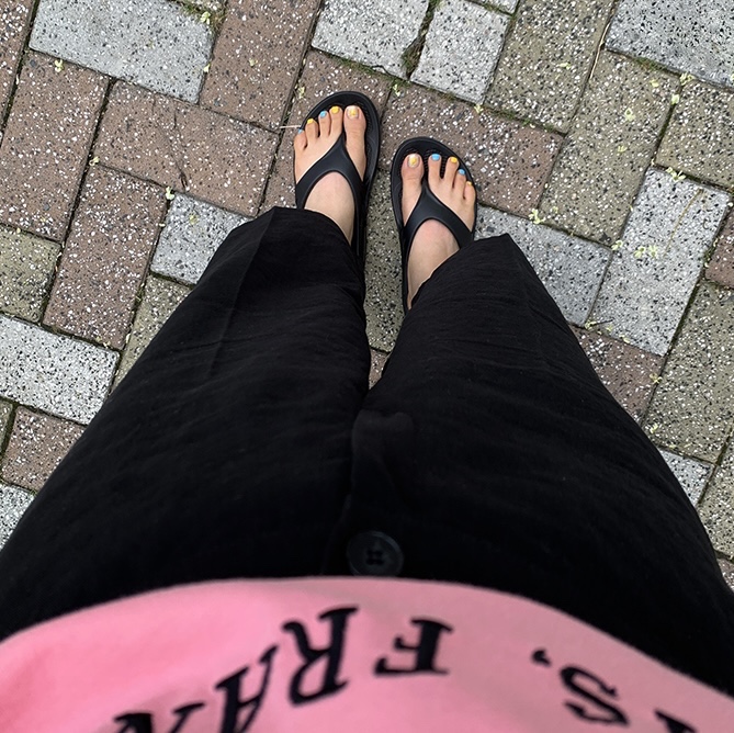 Oofos OOriginal Black, (W) Maison Kitsune Oly Palais Royal Rose Classic T-Shirt Bubble Gum Pink 착용 스타일