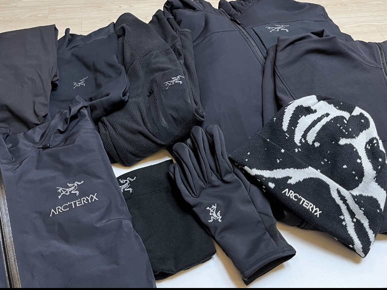 Arc'teryx Grotto Toque Orca, Arc'teryx Beta LT Jacket Black 착용 스타일