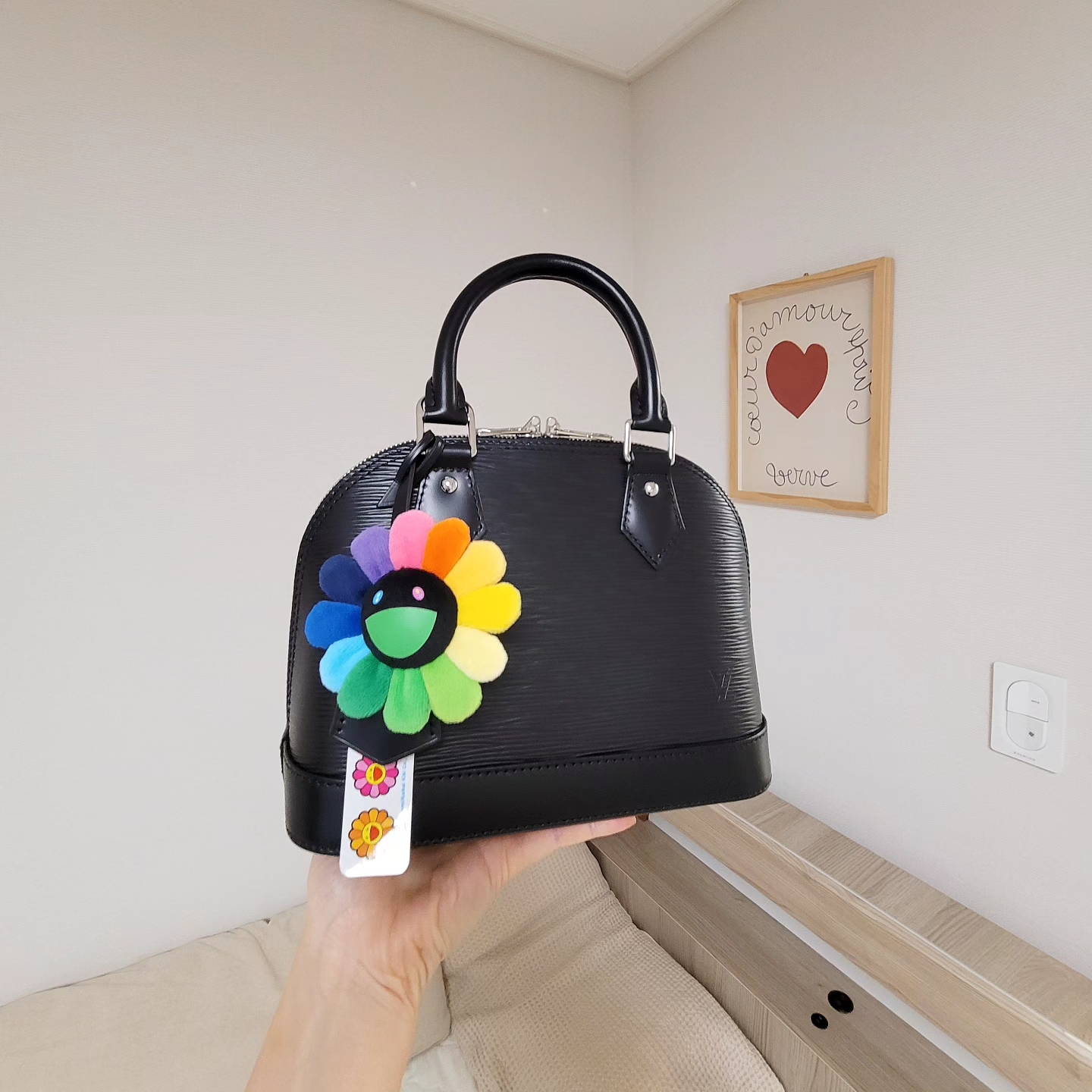 Louis Vuitton Alma BB Epi Black 착용 스타일 - 1