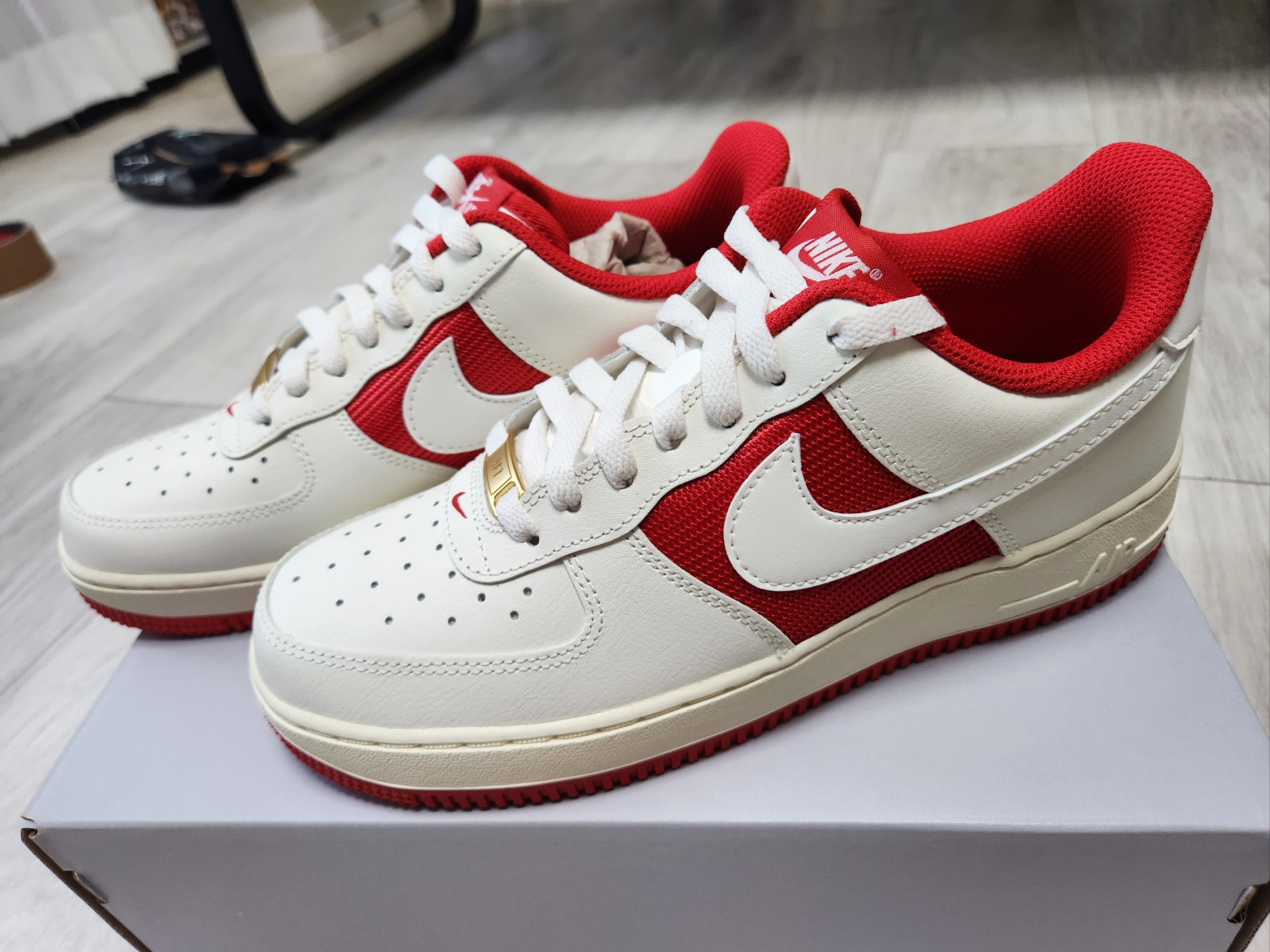 Nike Air Force 1 '07 Sail University Red 착용 스타일