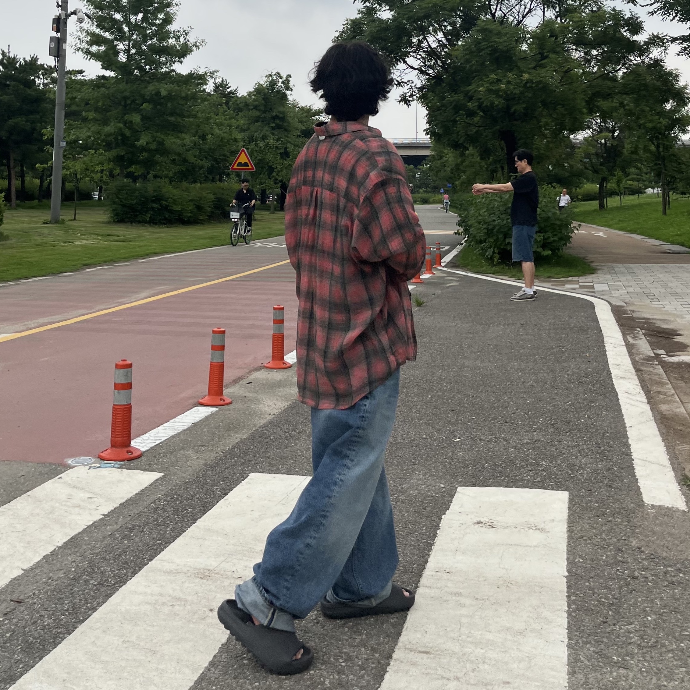 Our Legacy Borrowed Shirt Big Lumbercheck Print, Adidas Yeezy Slide Onyx 착용 스타일