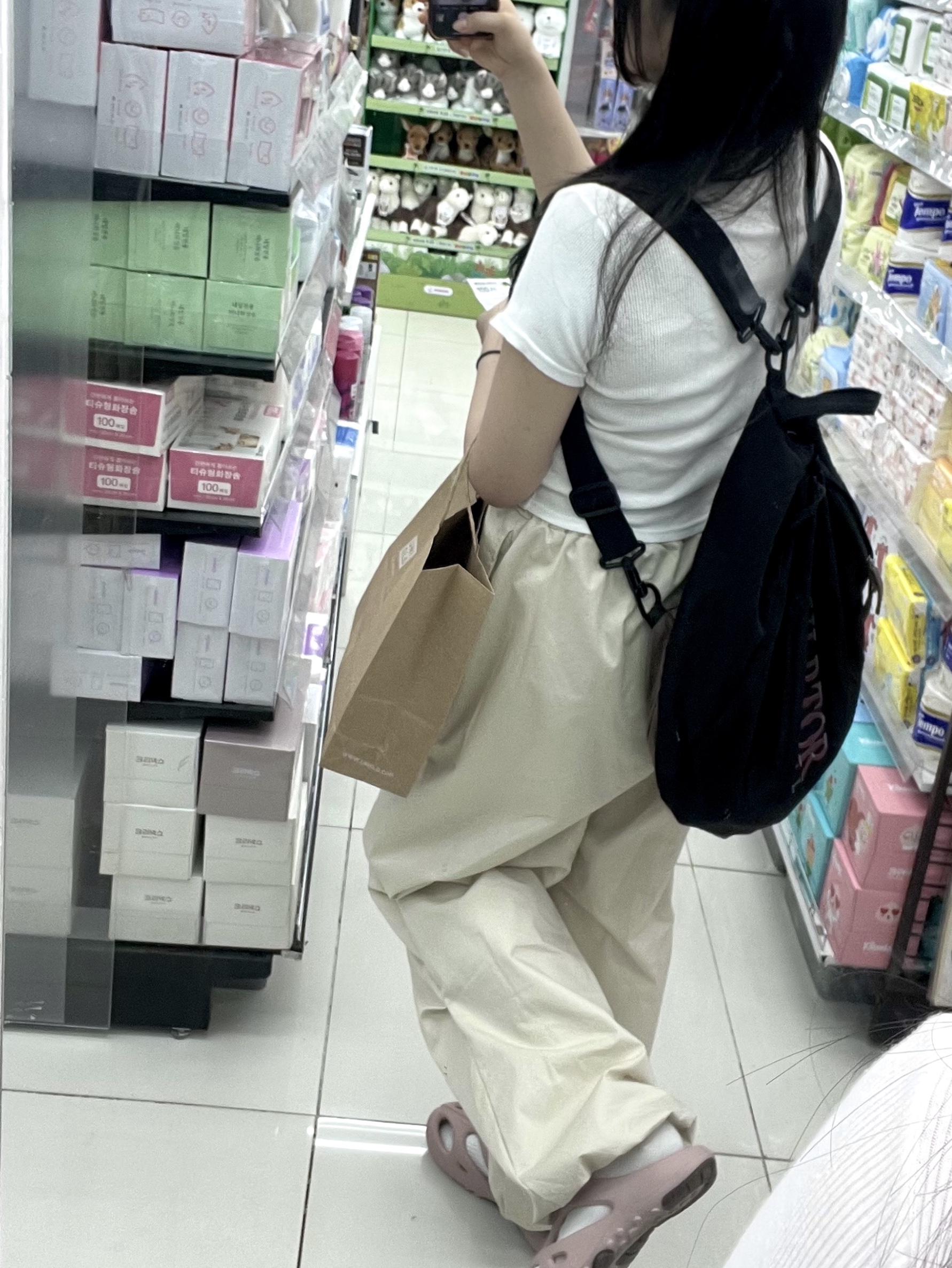 (W) Keen Shanti Fawn Merlot 착용 스타일 - 1
