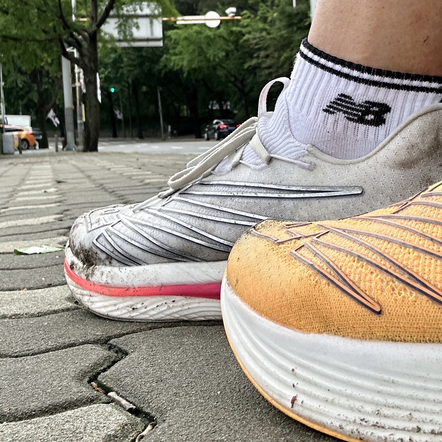 New Balance FuelCell SC Elite v3 White - D Standard, New Balance FuelCell RC Elite v2 Vibrant Apricot - 2E Wide 착용 스타일 - 3