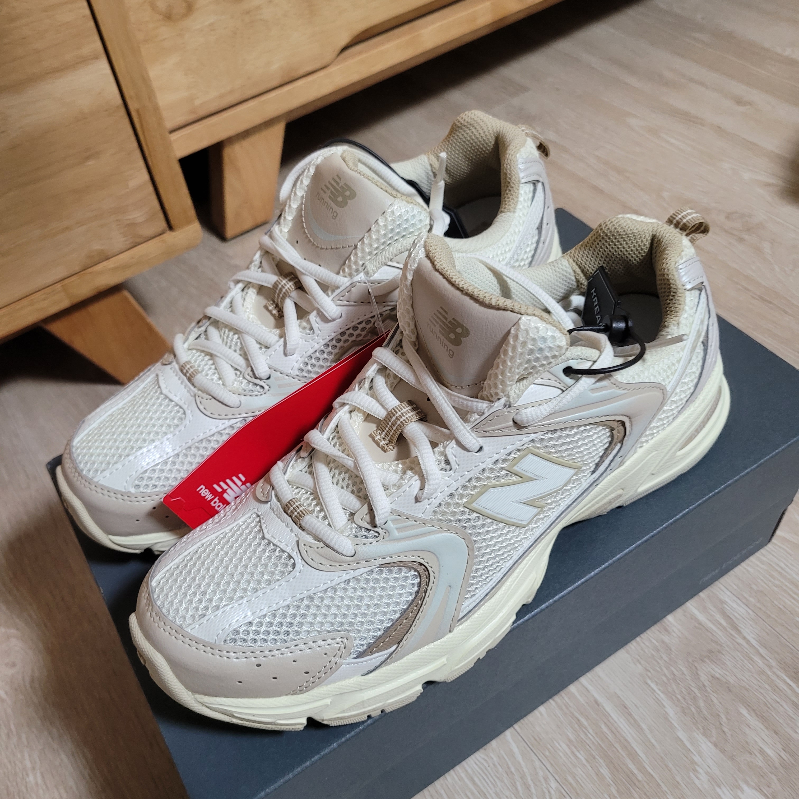 New Balance 530 Beige Angora 착용 스타일 - 1
