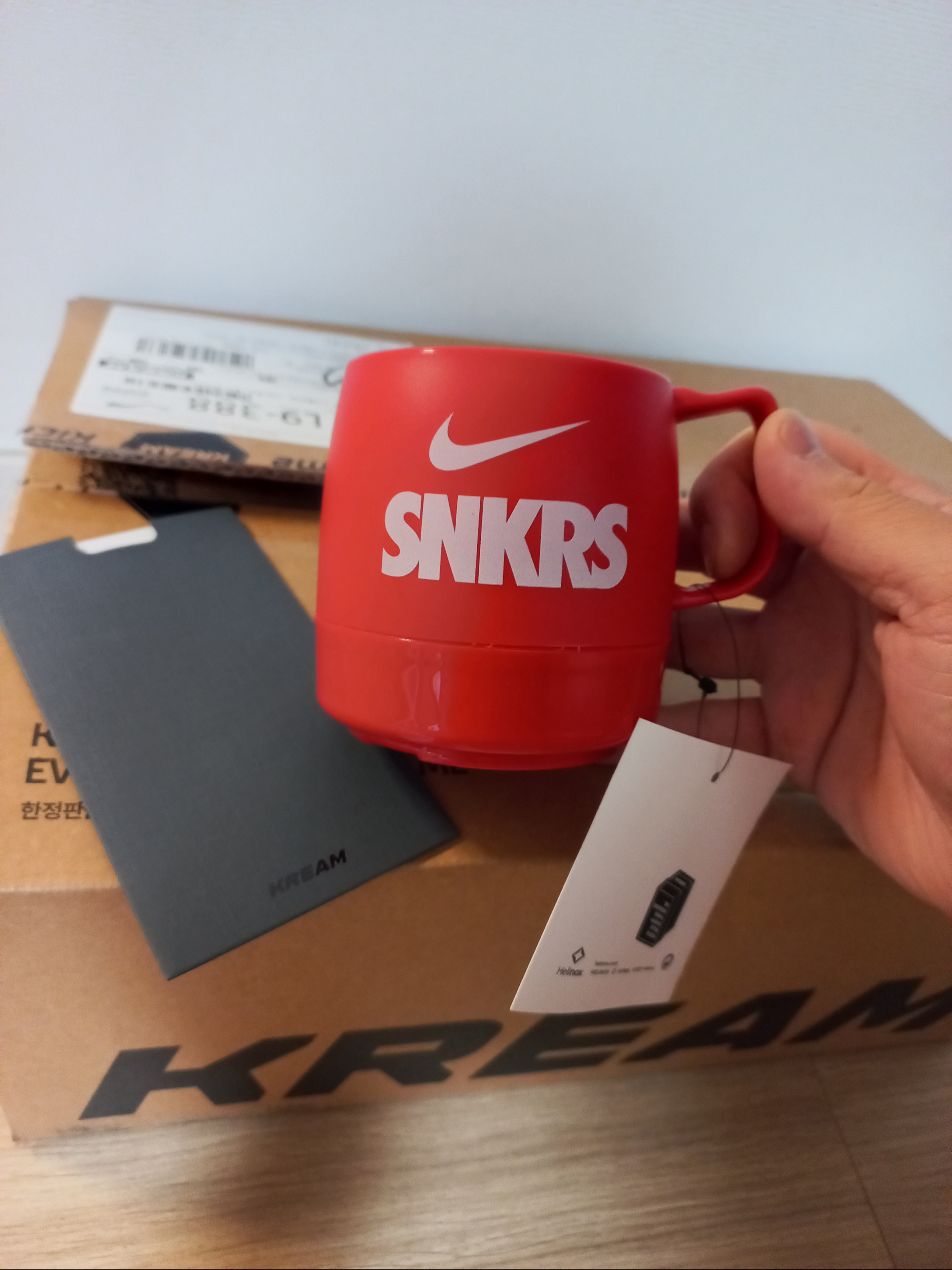 Helinox x Nike SNKRS Lounge Souvenir Dinex Mug Red, Helinox x Nike SNKRS Lounge Souvenir Dinex Mug Red White 착용 스타일 - 1