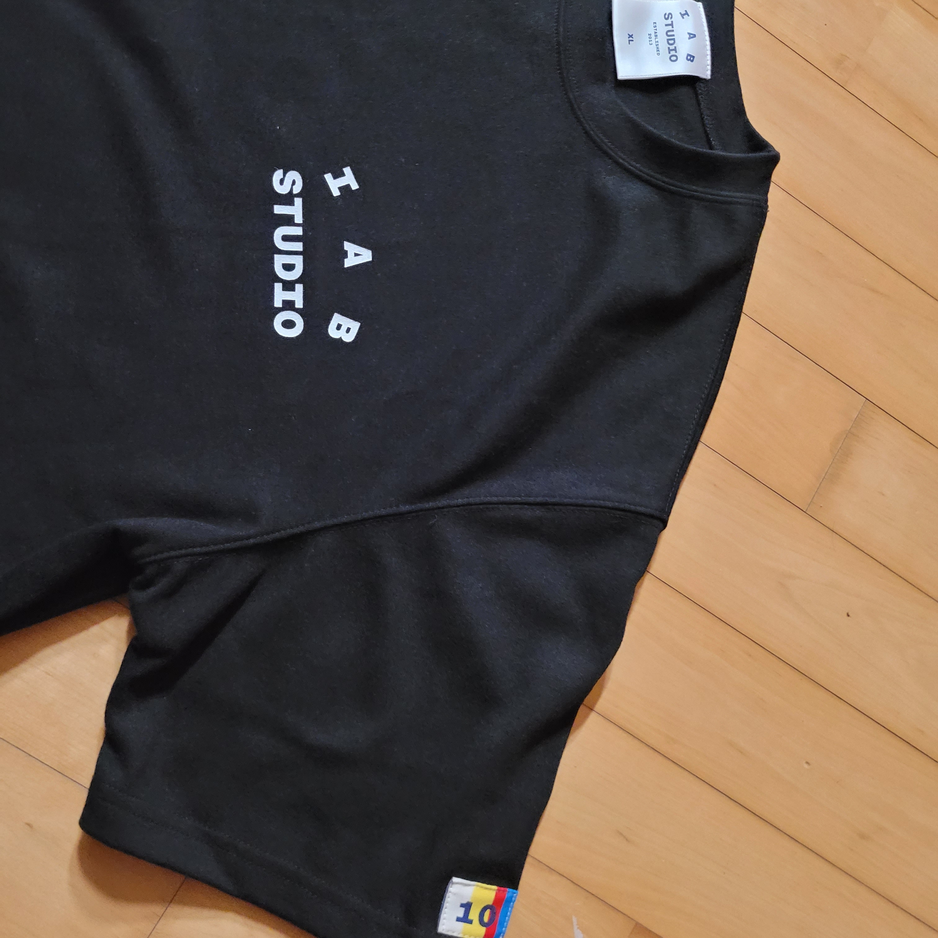 IAB Studio 10th Anniversary T-Shirt Black 착용 스타일