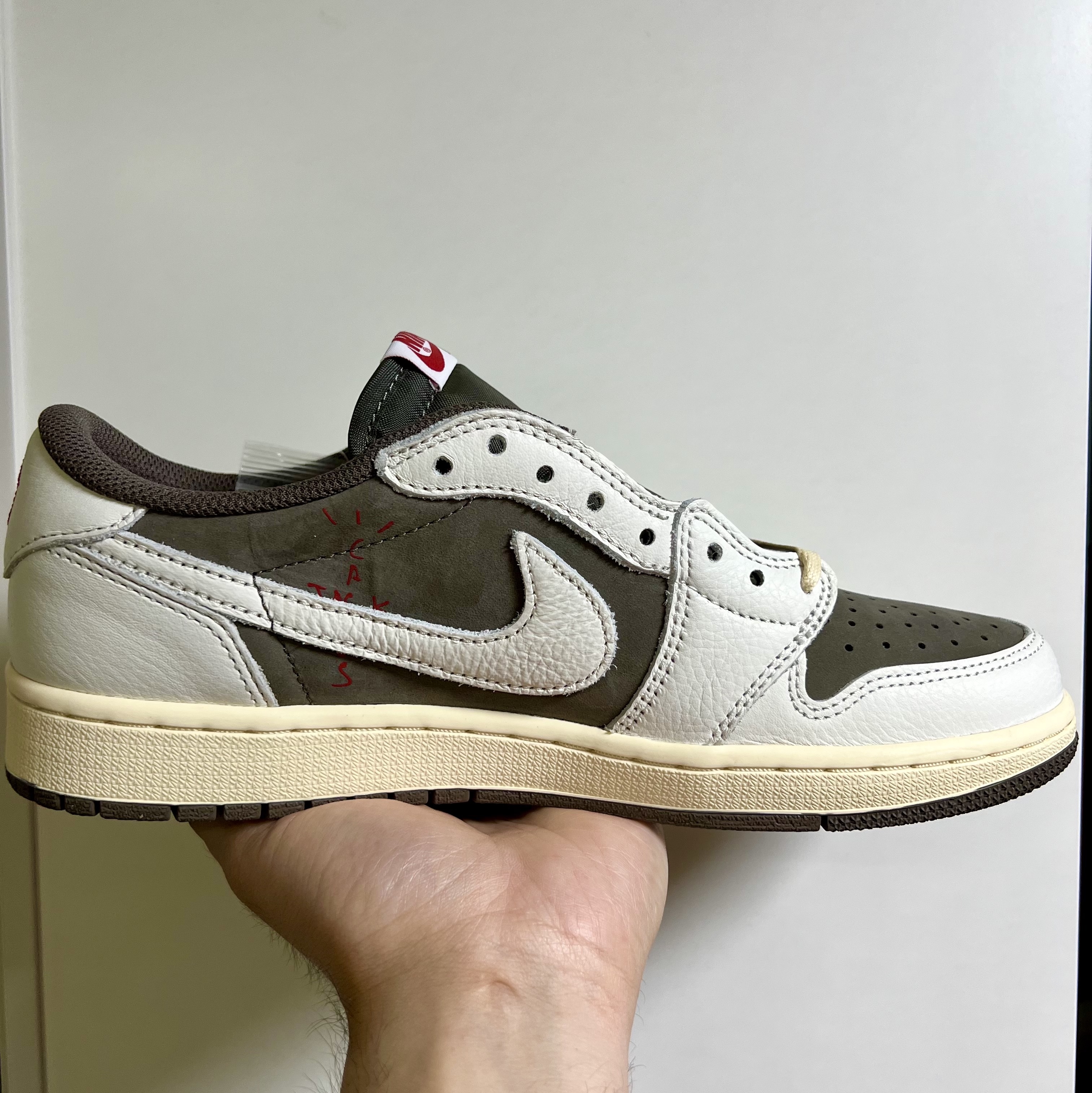 Jordan 1 x Travis Scott Retro Low OG SP Sail and Ridgerock 착용 스타일 - 1