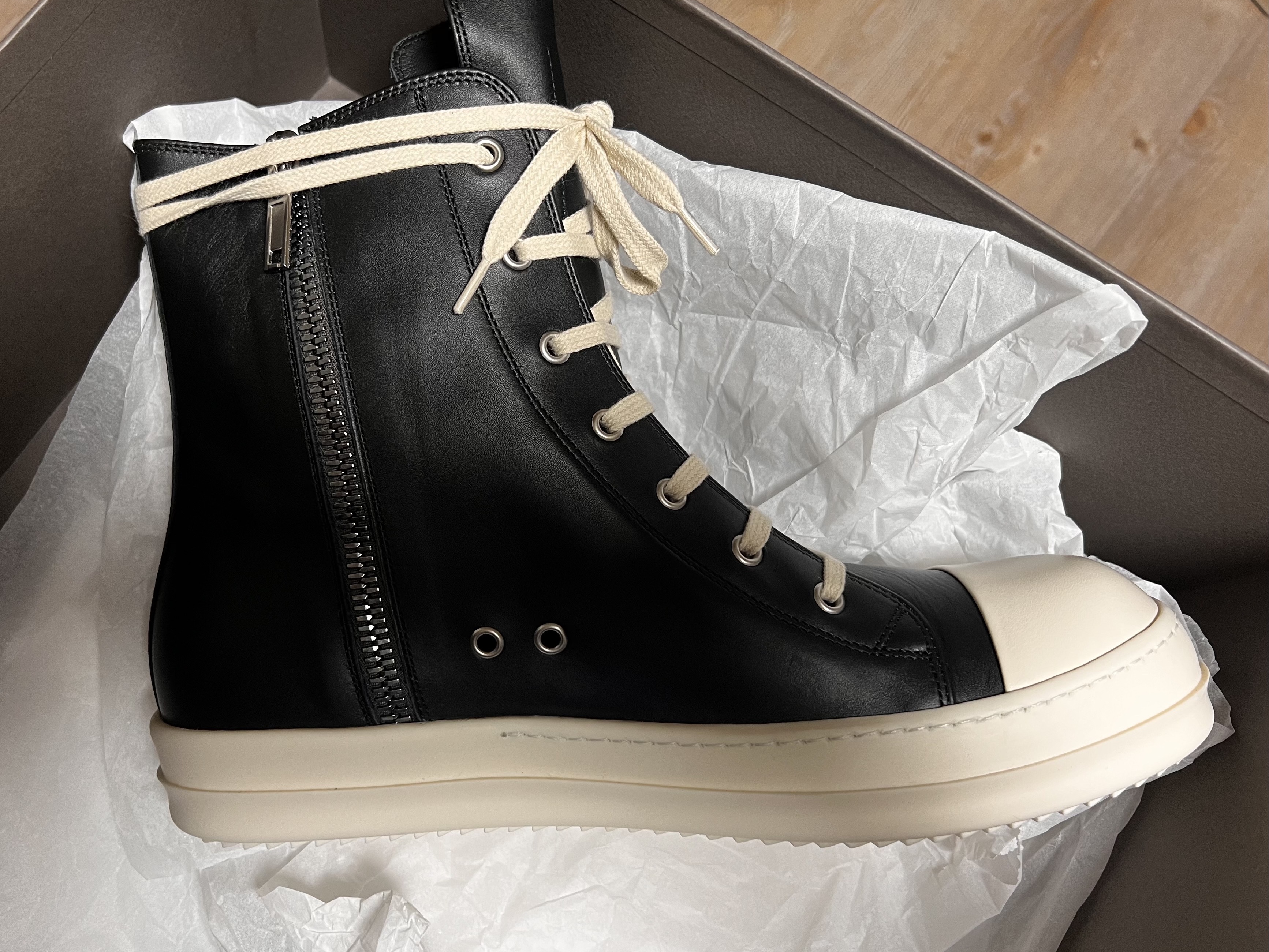 Rick Owens Full Grain Calf Leather Sneakers Black Milk White 착용 스타일 - 2