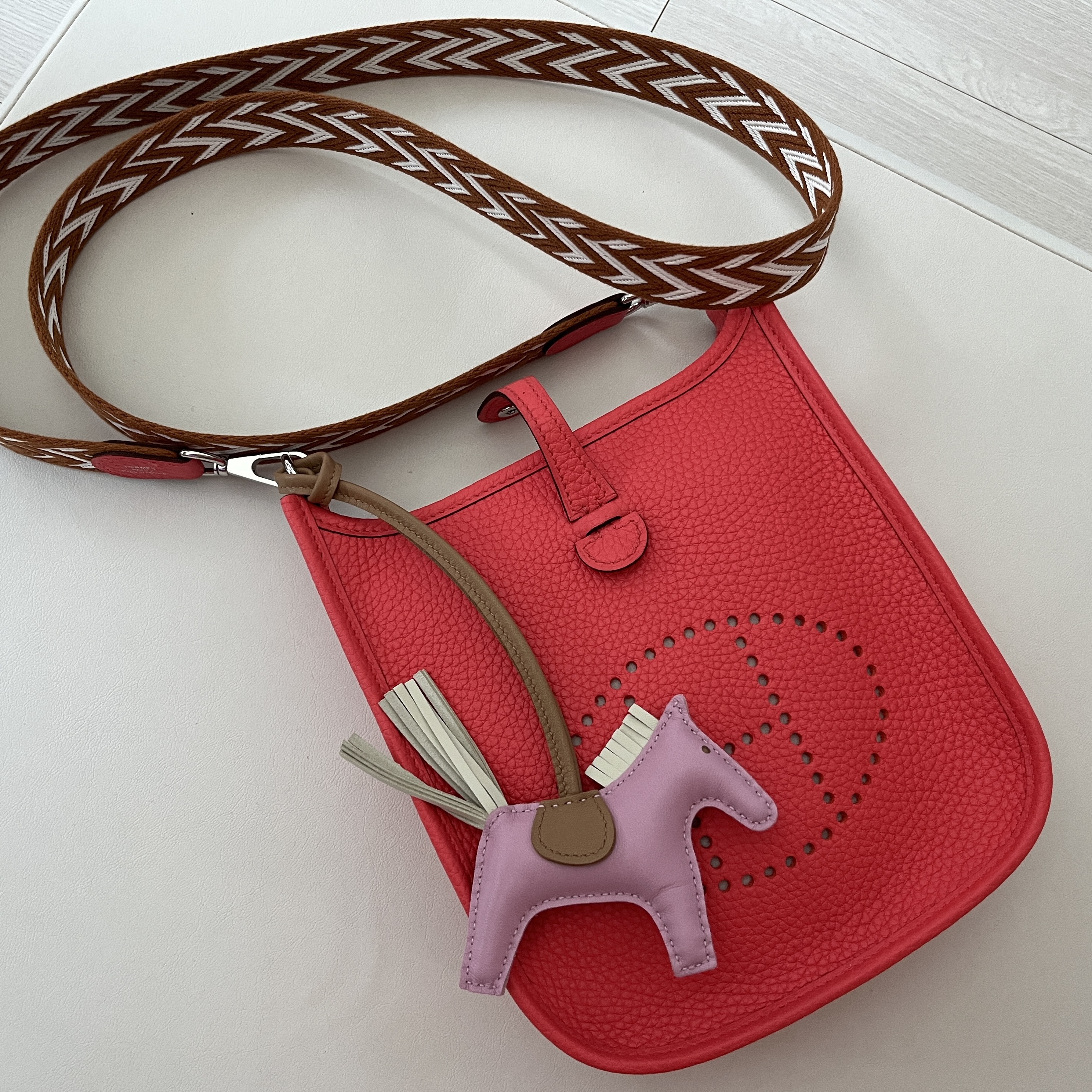 Hermes Evelyne 16 Amazone Bag Clemence & Palladium Rose Texas Gold Blanc 착용 스타일