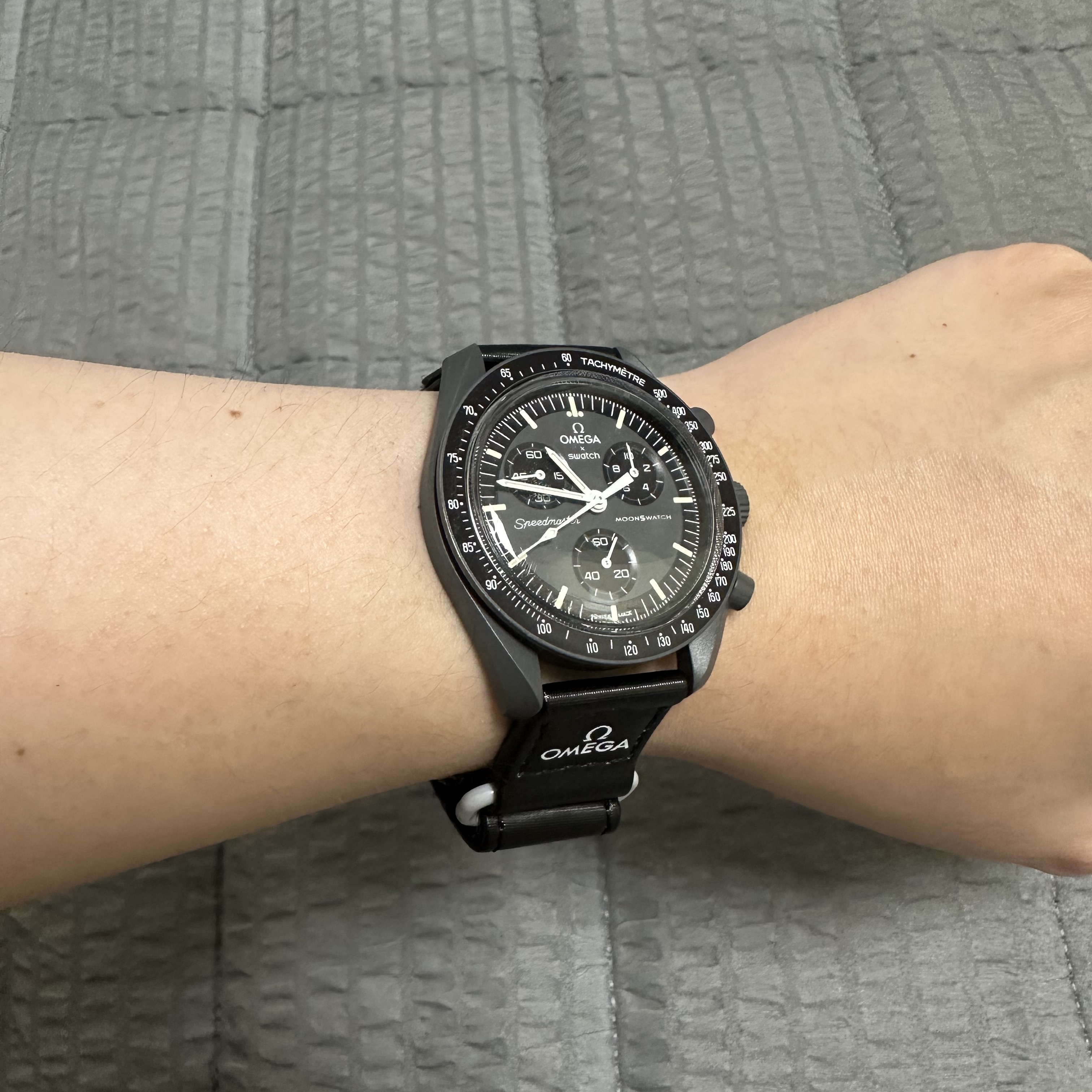 Swatch x Omega Bioceramic MoonSwatch Mission To Mercury 착용 스타일