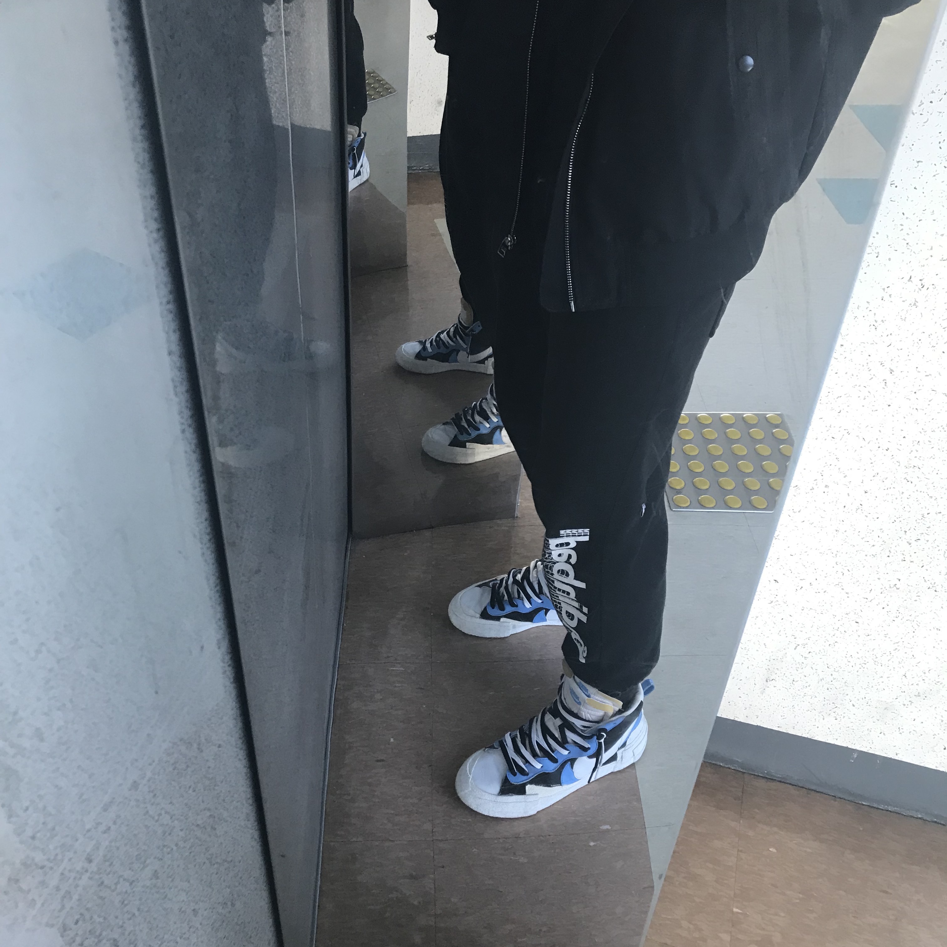 Nike x Sacai Blazer Mid White Black Legend Blue 착용 스타일 - 1