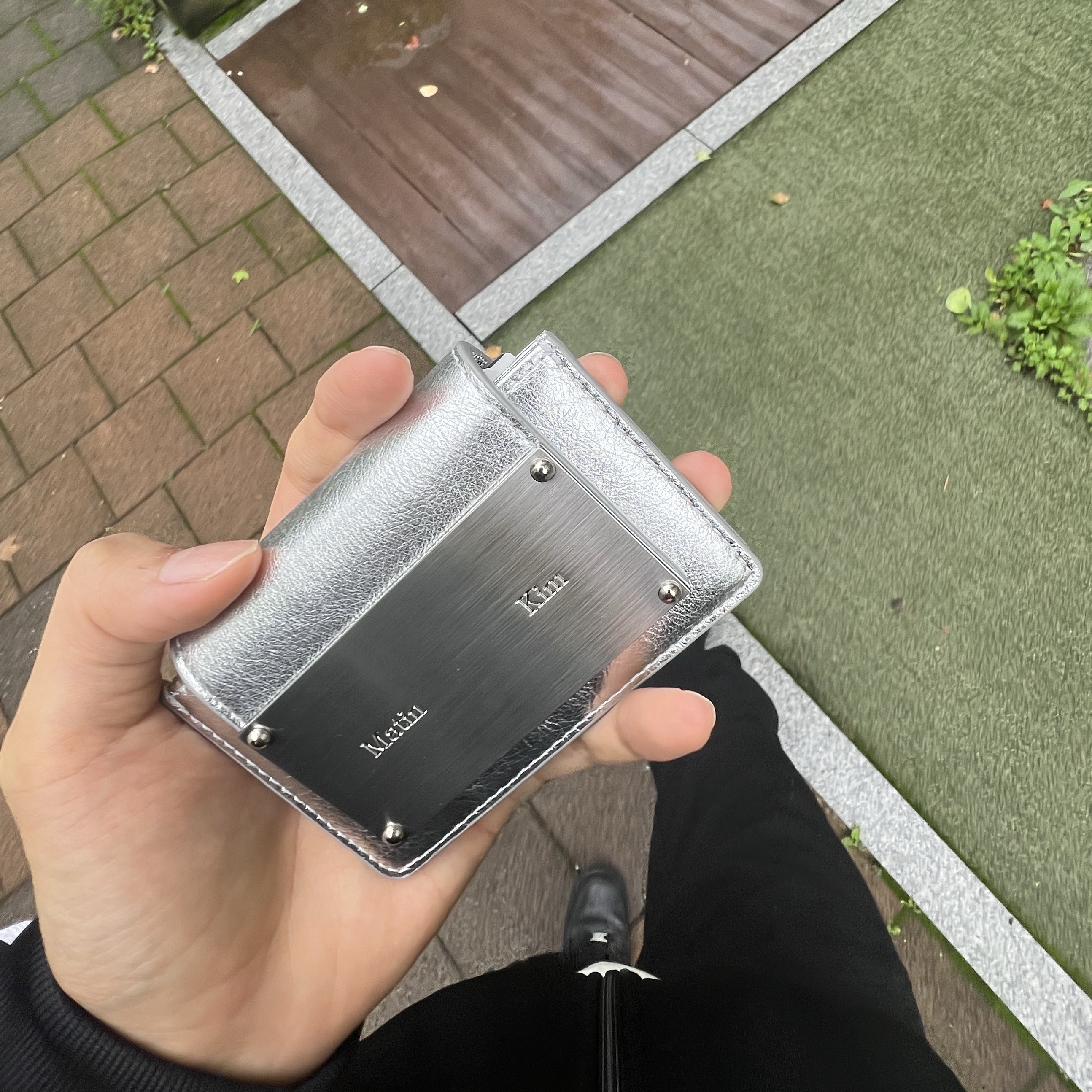 Matin Kim Accordion Wallet Silver 착용 스타일