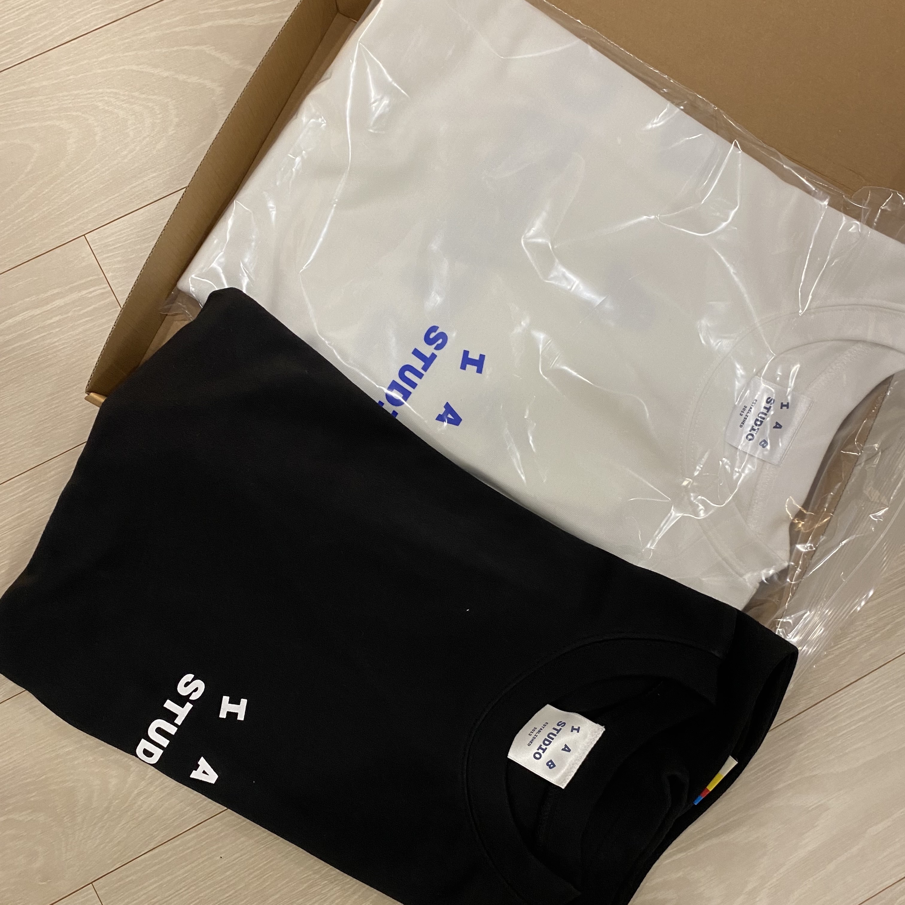 IAB Studio 10th Anniversary T-Shirts Pack White & Black (2 Pack) 착용 스타일