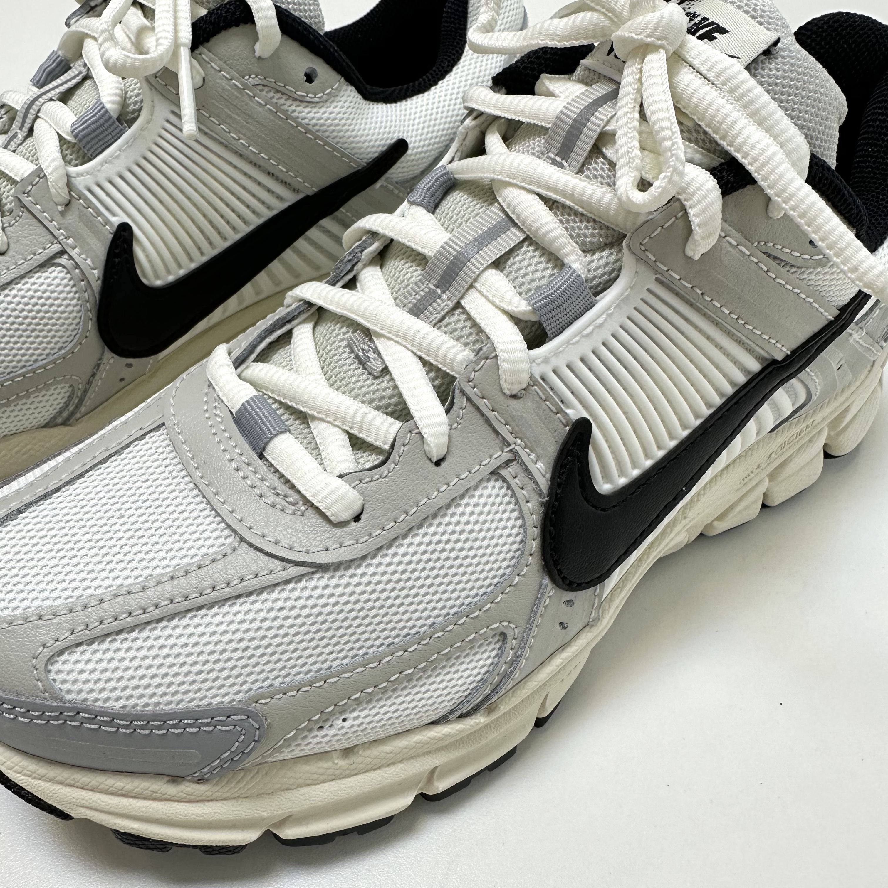 (W) Nike Zoom Vomero 5 Wolf Grey and Black, (W) Nike Zoom Vomero 5 Cobblestone and Flat Pewter 착용 스타일 - 5