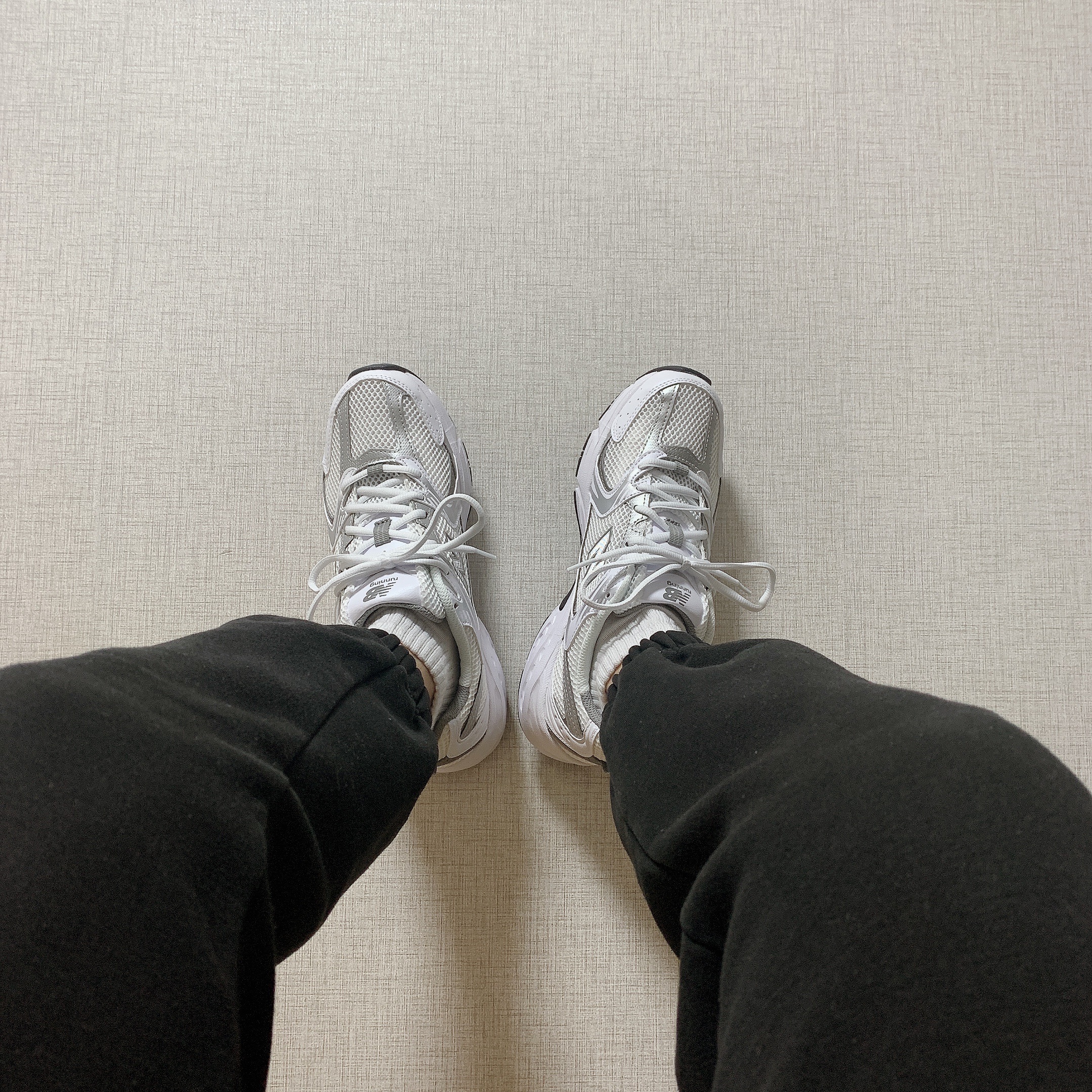 New Balance 530 White Silver 착용 스타일