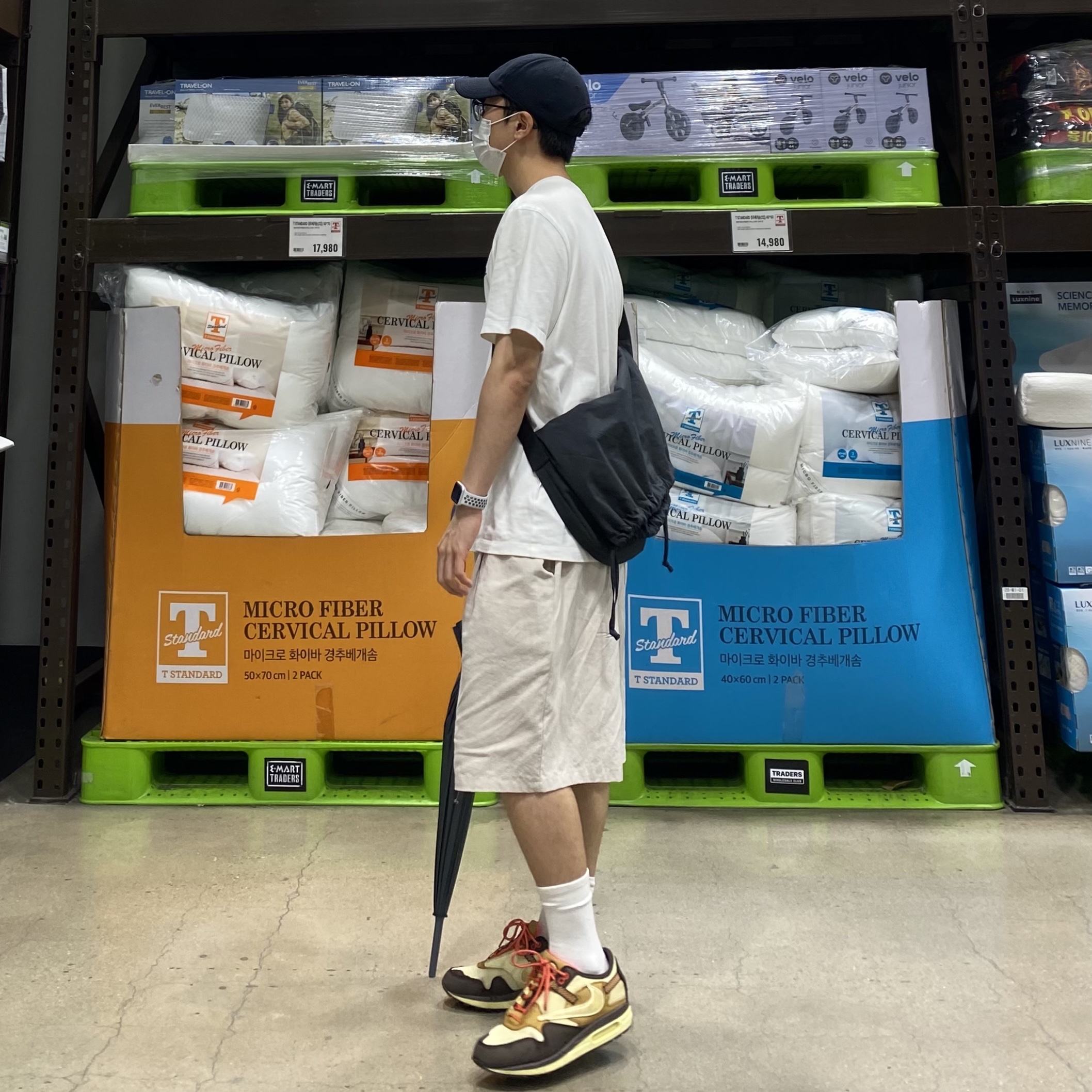 Nike x Travis Scott Air Max 1 Cact.us Brown, Uniqlo U Drawstring Shoulder Bag Black 착용 스타일