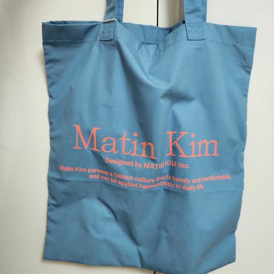 Matin Kim Matin Poppin Ecobag Blue 착용 스타일