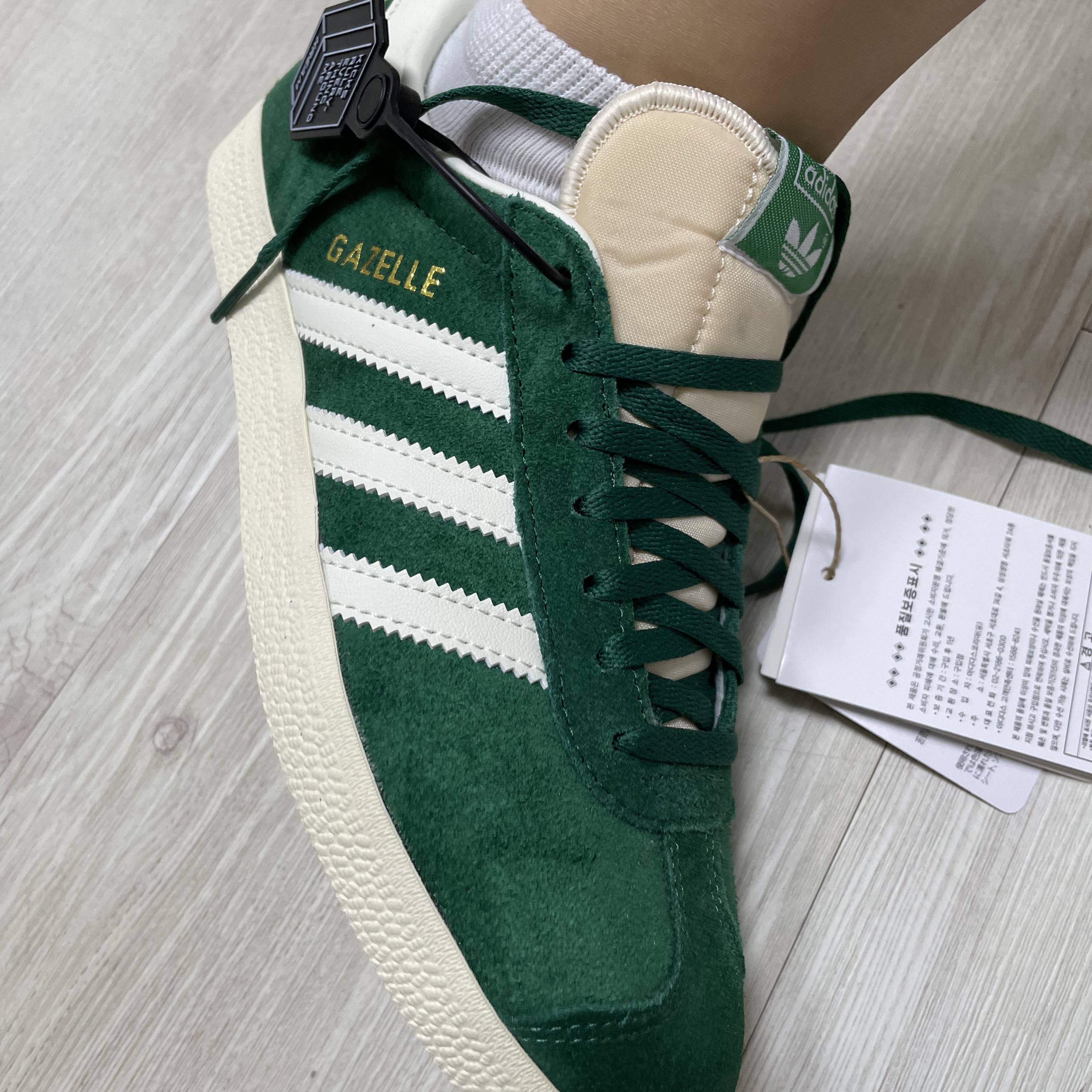 Adidas Gazelle Dark Green Cream White 착용 스타일