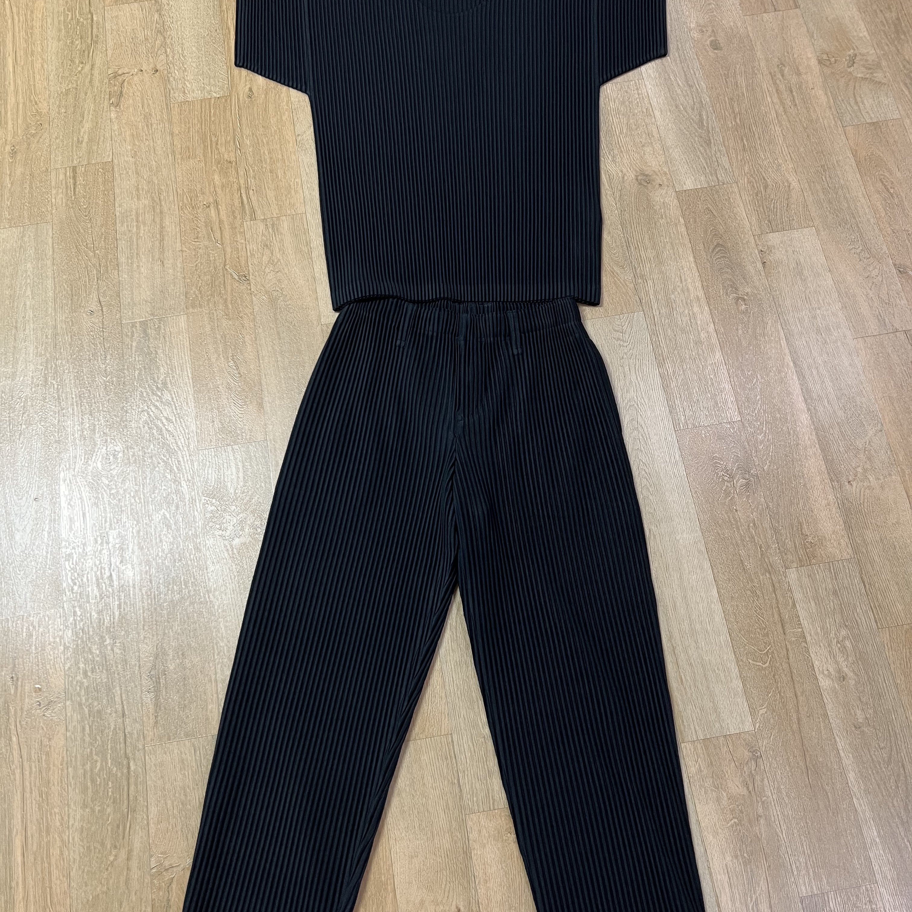 Homme Plisse Issey Miyake Basics T-Shirt Black, Homme Plisse Issey Miyake Straight Basics Pants Black 착용 스타일