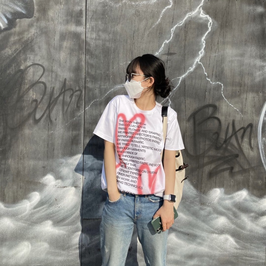The Museum Visitor Heart Sprayed T-Shirt White 착용 스타일