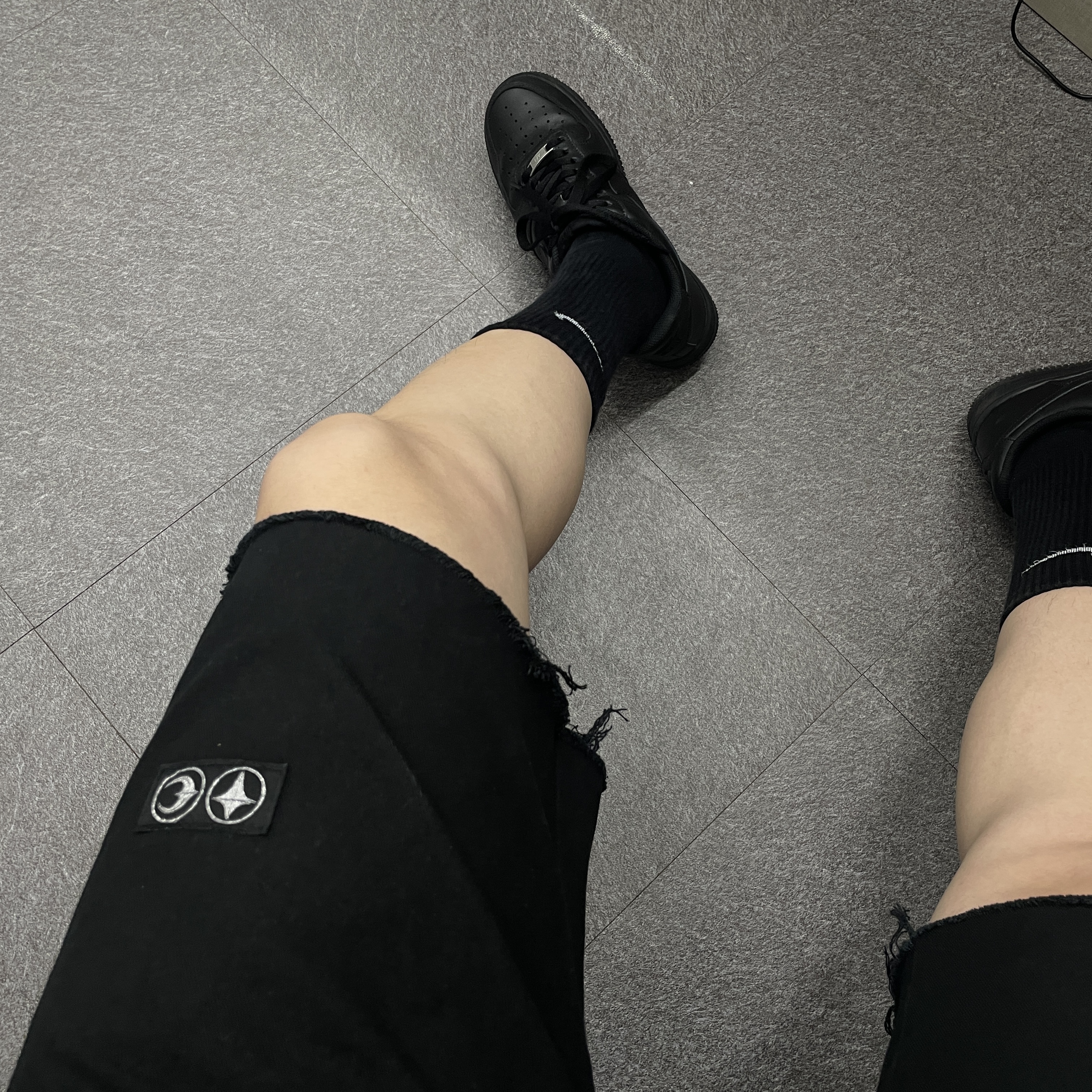 Nike Air Force 1 '07 Low Triple Black 착용 스타일