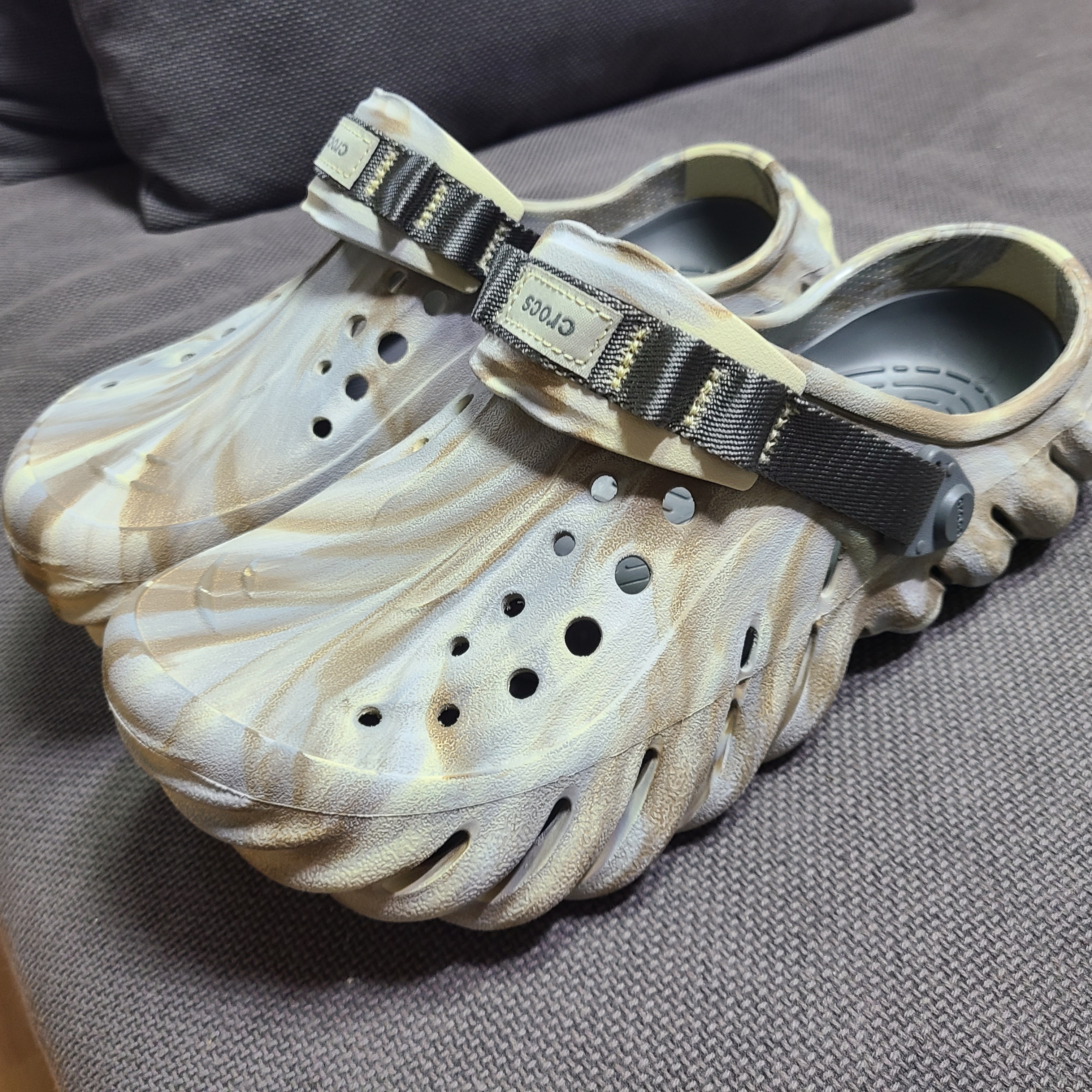 Crocs Echo Marbled Clog Bone Multi 착용 스타일 - 2