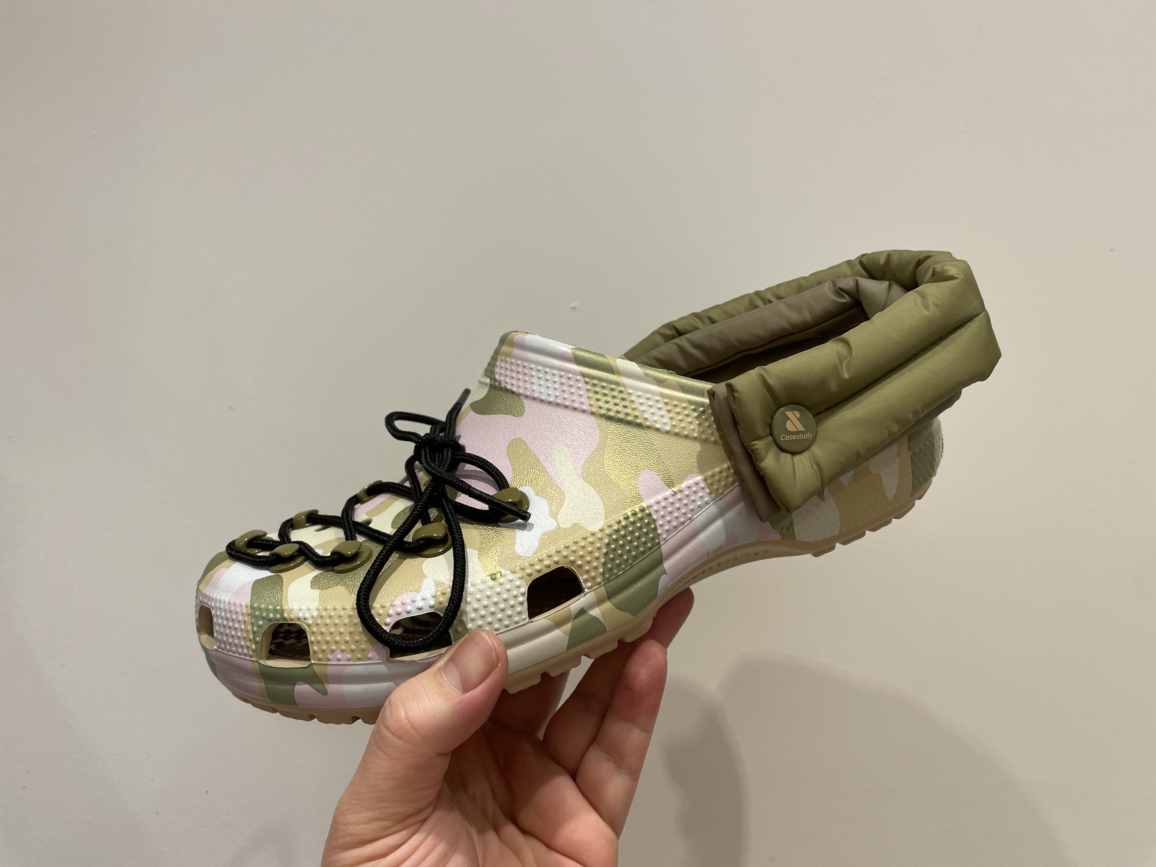 Crocs x Casestudy Classic Clog Multi 착용 스타일 - 3
