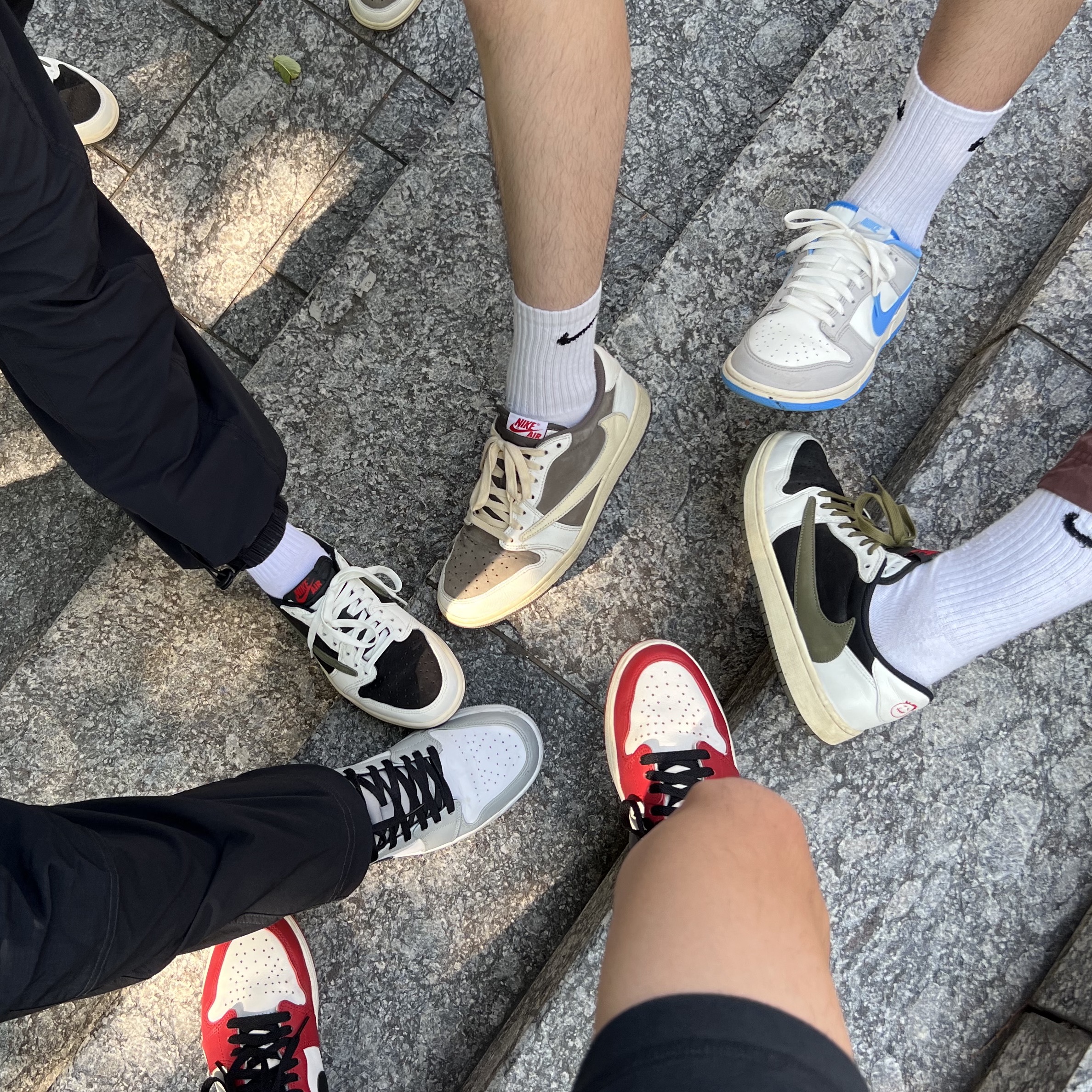 Jordan 1 Retro High OG Chicago 2022, (W) Jordan 1 x Travis Scott Retro Low OG SP Medium Olive 착용 스타일