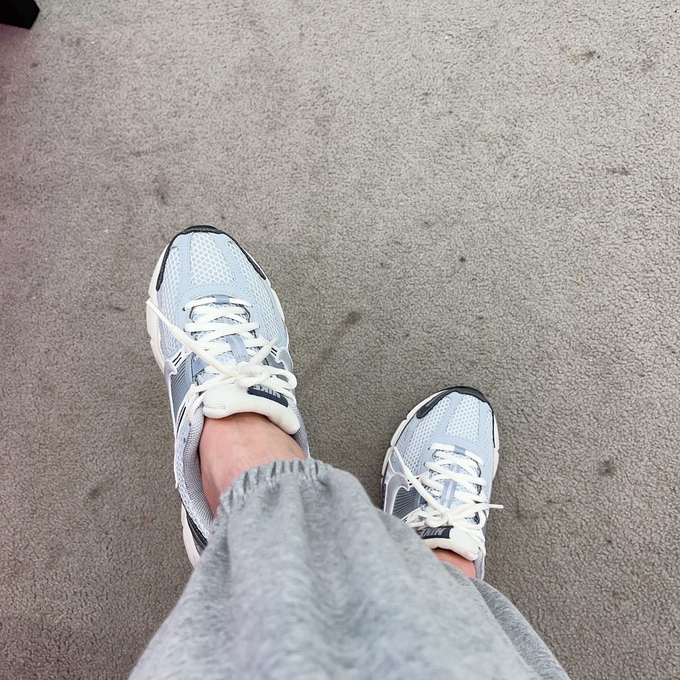 (W) Nike Zoom Vomero 5 Pure Platinum Metallic Silver 착용 스타일