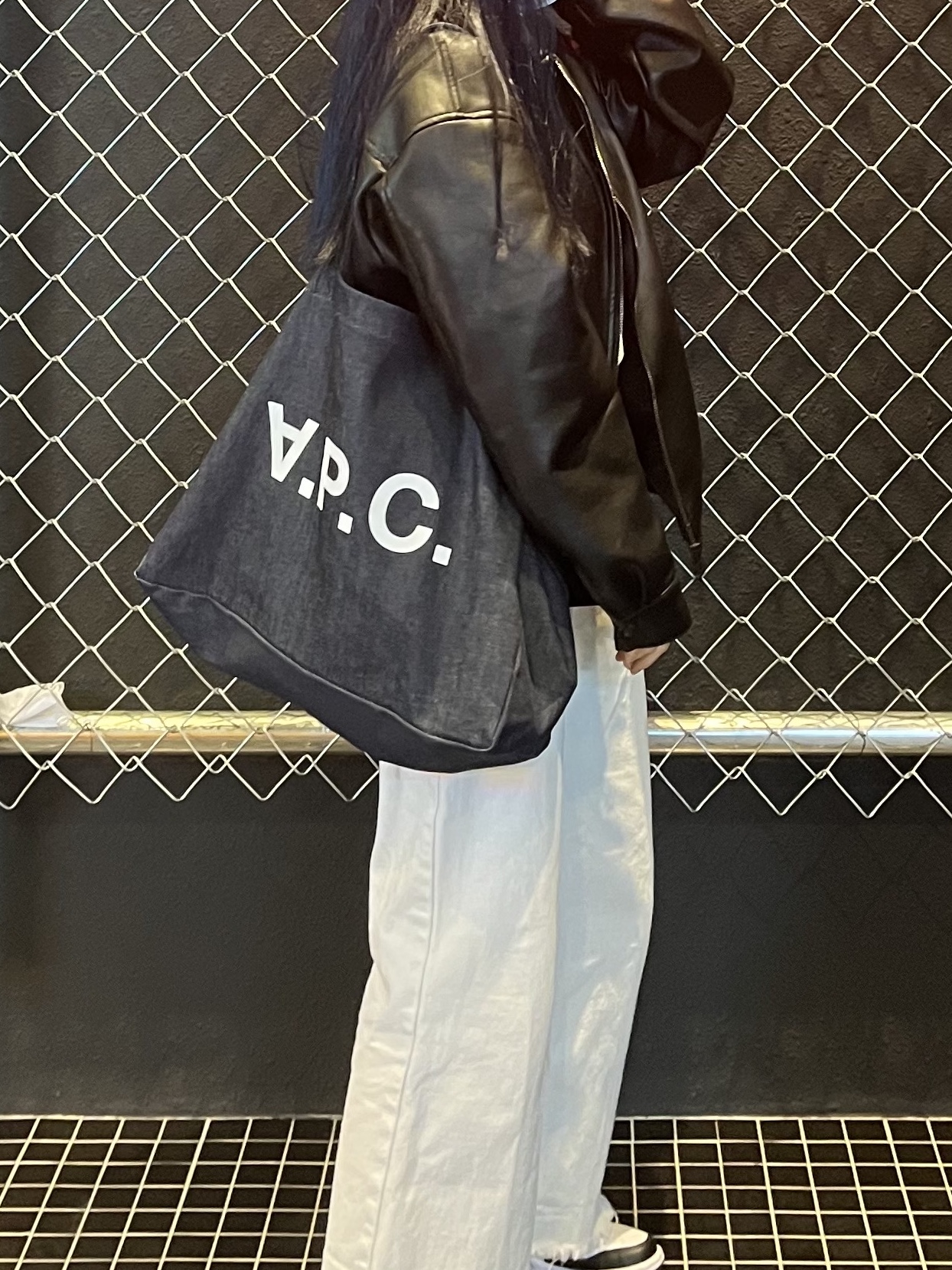 A.P.C. Daniela Shopping Bag Indigo 착용 스타일 - 2
