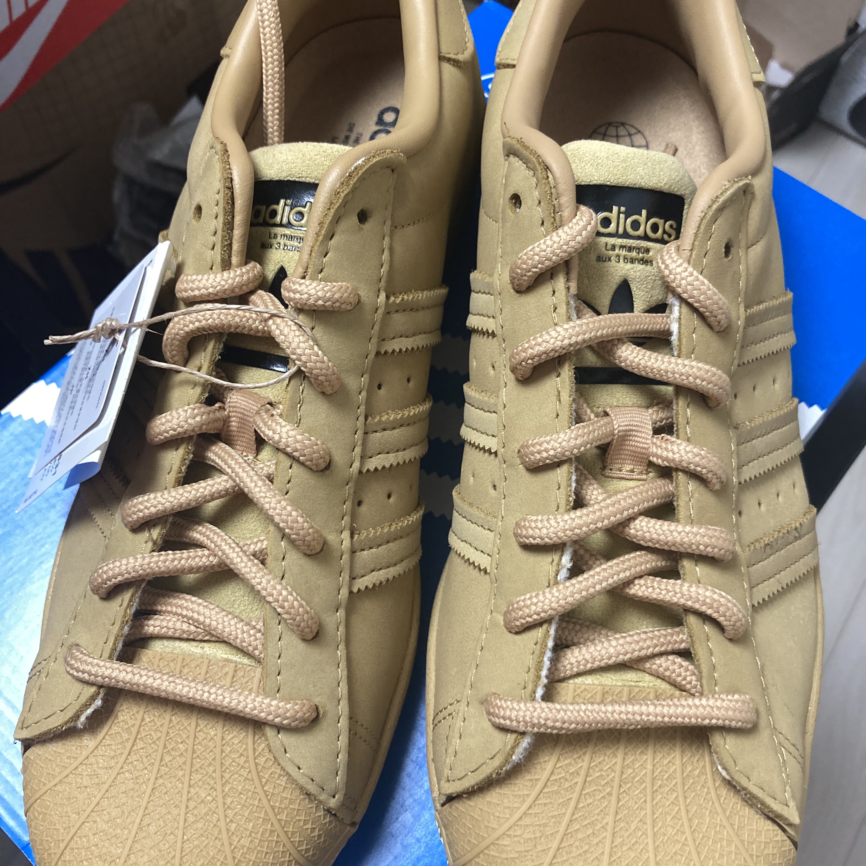 Adidas Superstar Golden Beige 착용 스타일