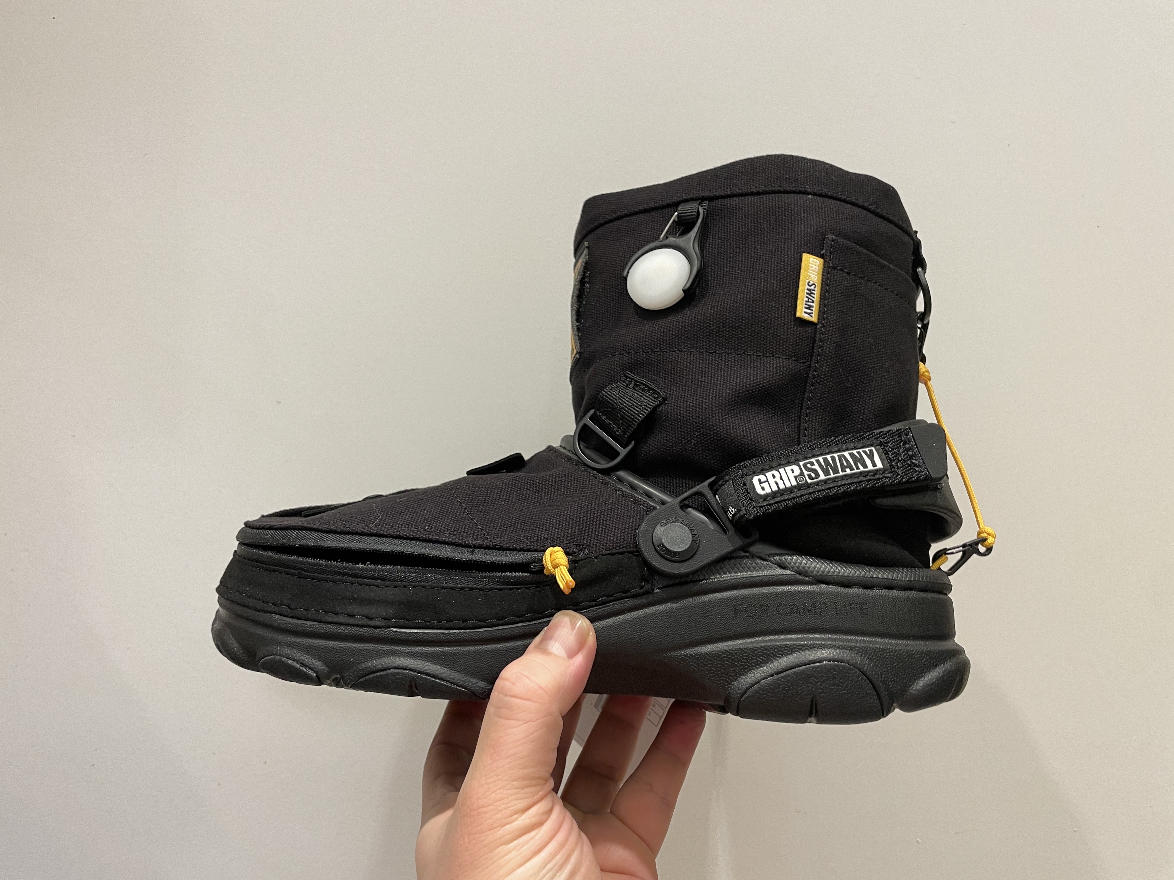 Crocs x Grip Swany x Atmos Classic All Terrain Clog Black 착용 스타일 - 1