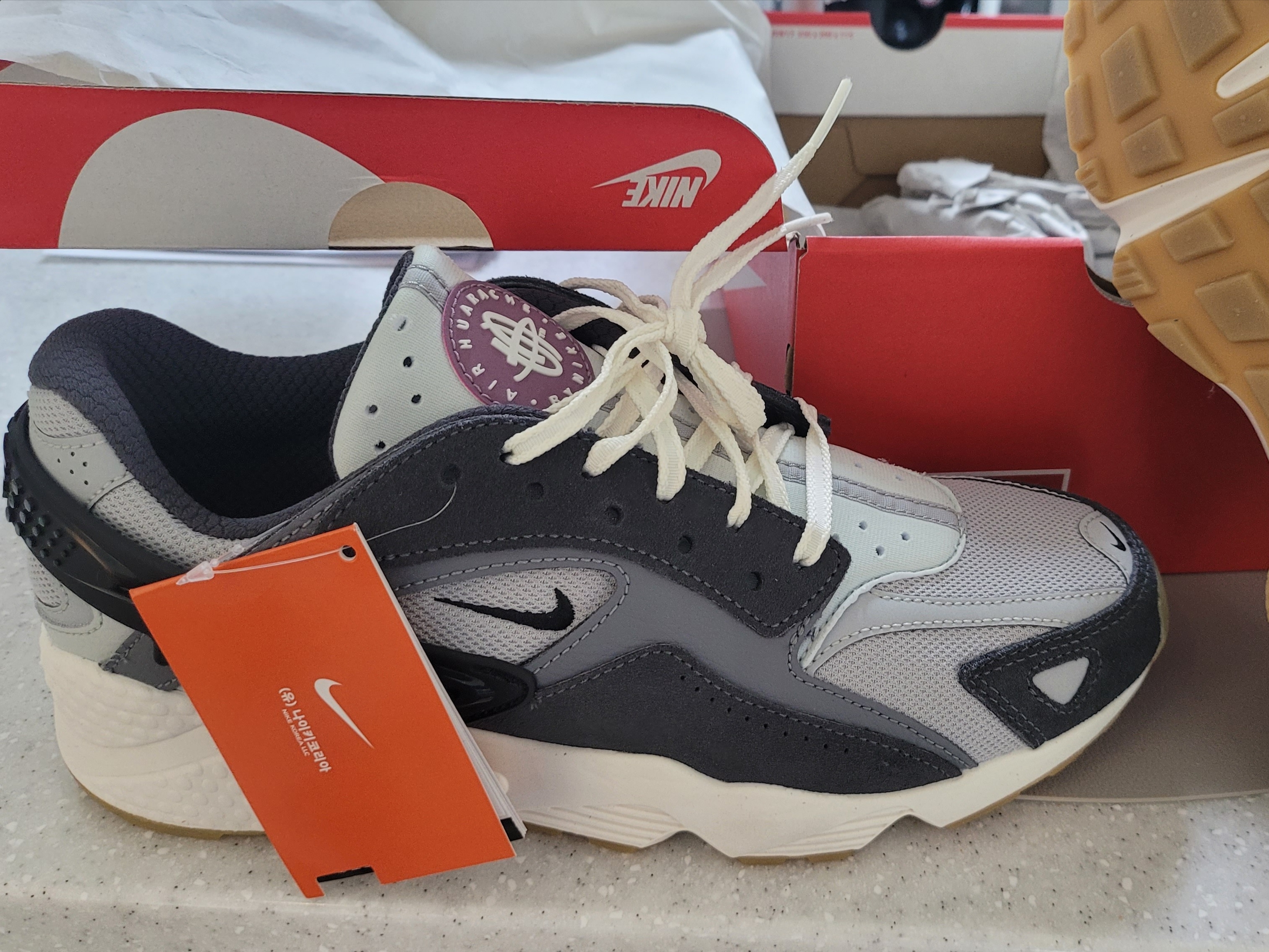 Nike Air Huarache Runner Light Smoke Grey 착용 스타일 - 2
