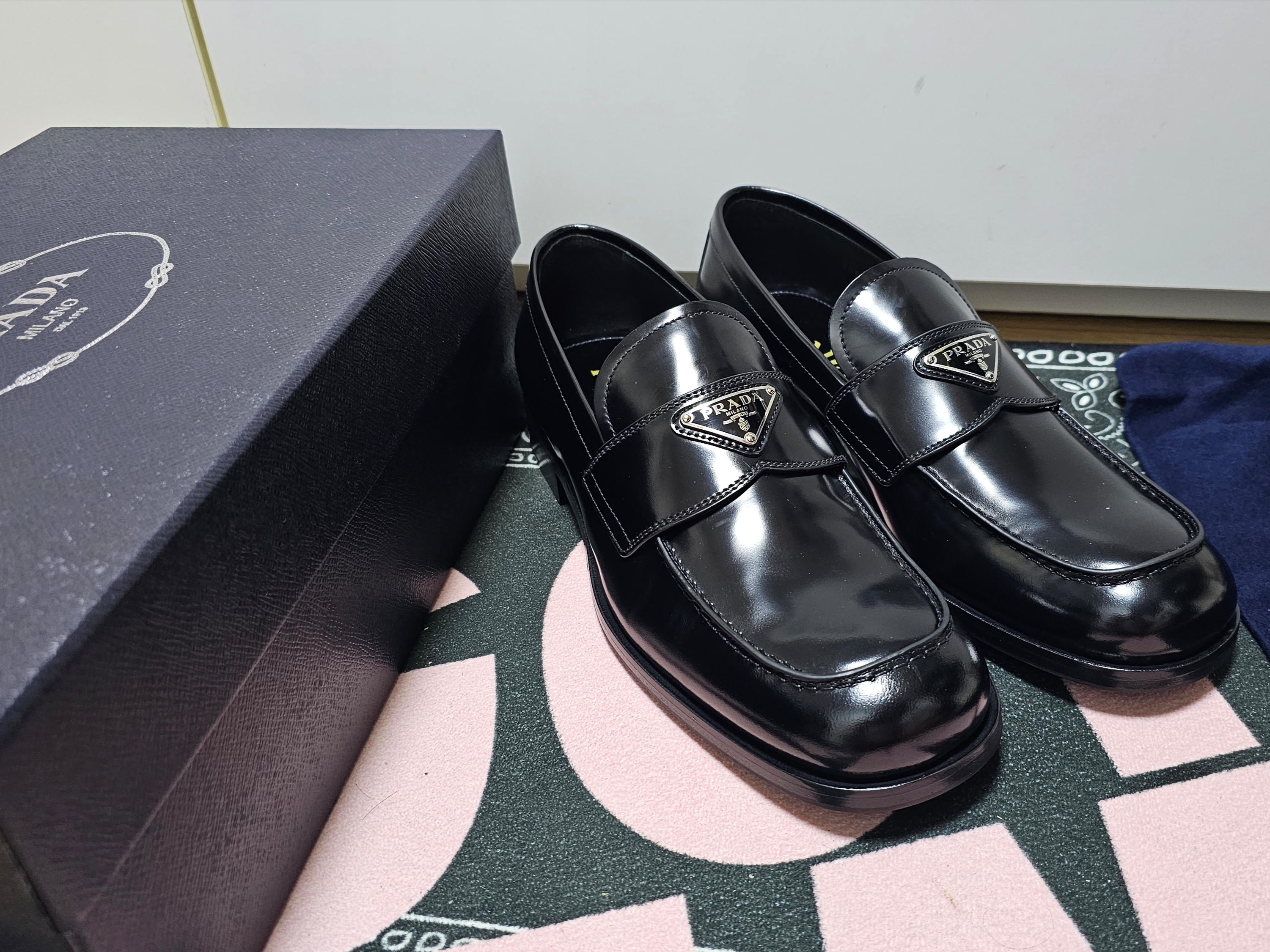 Prada Brushed Leather Loafers Black 착용 스타일 - 2