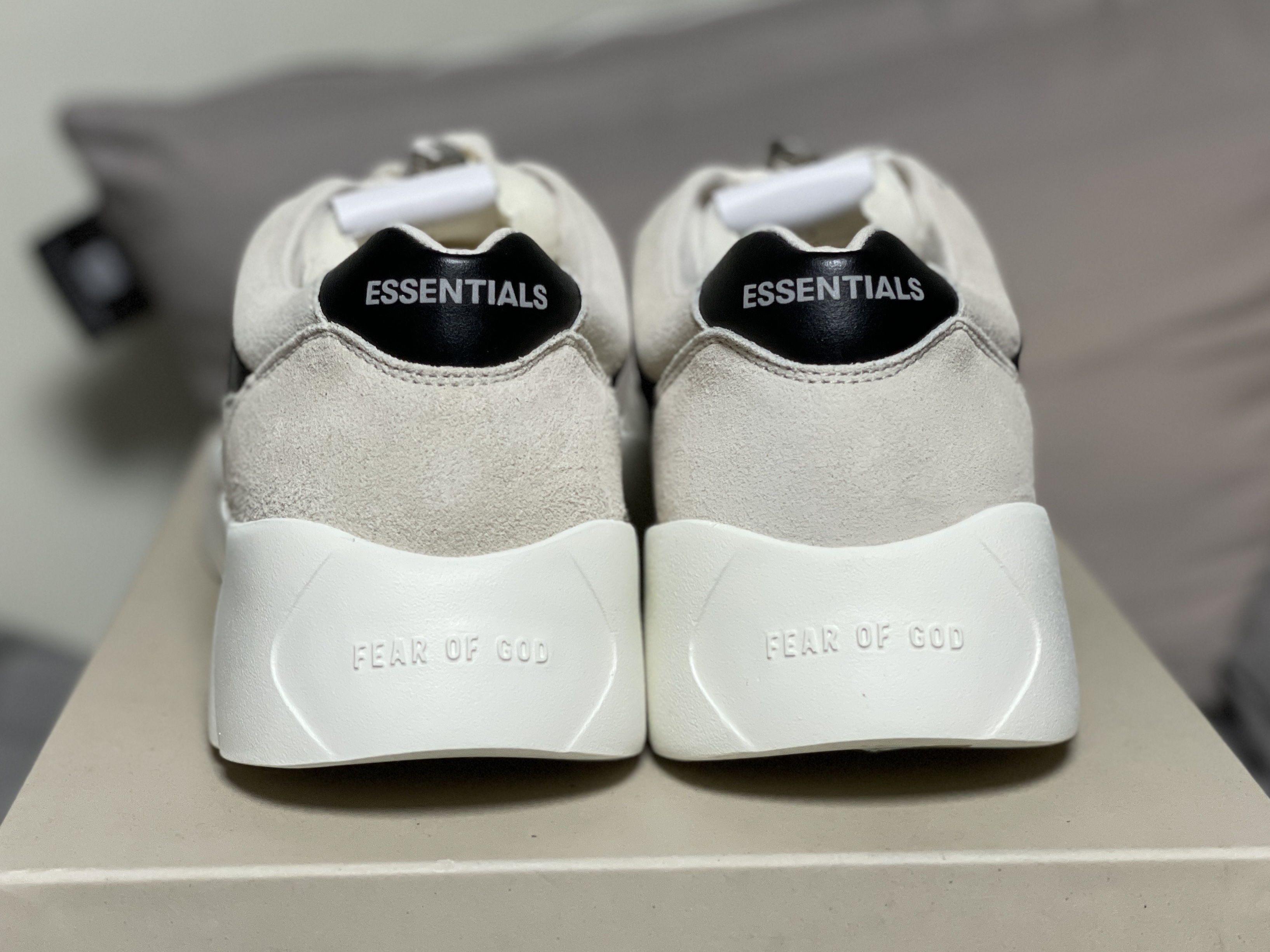 Essentials Distance Sneakers Cream Grey Black 착용 스타일 - 2