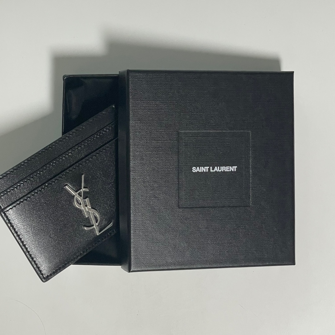 Saint Laurent Monogram Card Case in Smooth Leather Black 착용 스타일