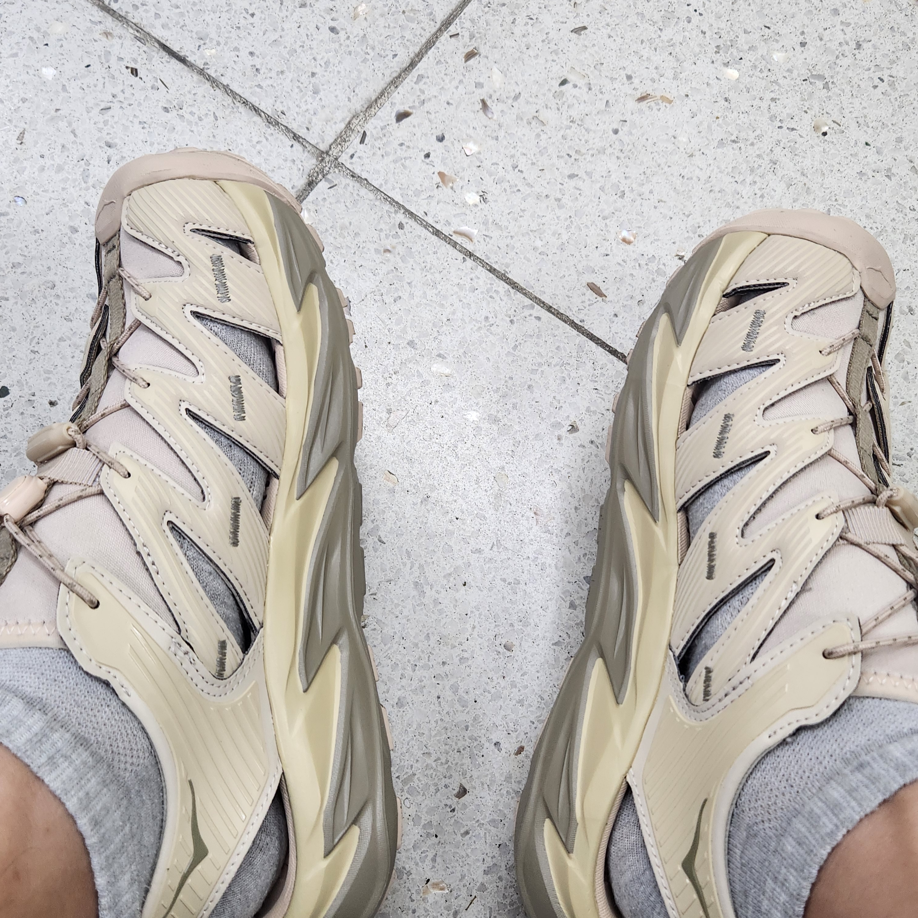 Hoka Hopara Shifting Sand Dune 착용 스타일 - 2